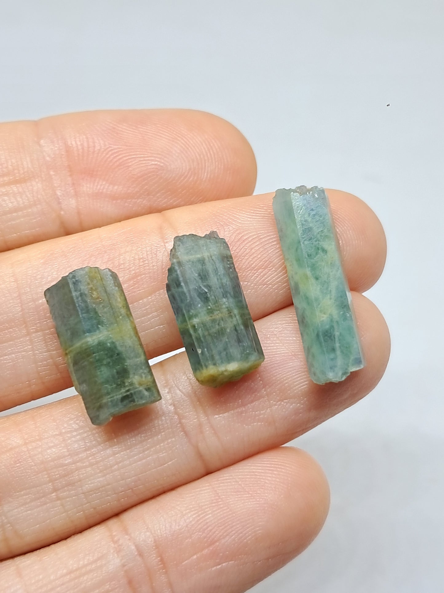 Conjunto de 3 Aguamarinas (Karur) Cristales Hexagonales en Bruto | Ejemplar Mineral n.° AQM31