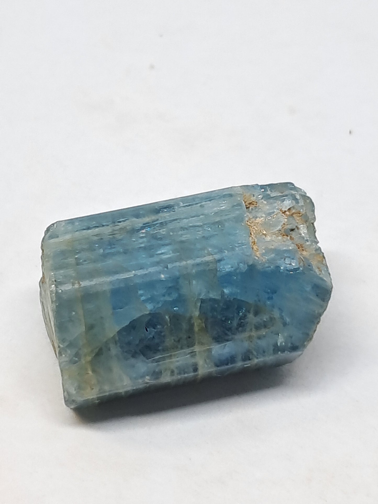 Aguamarina de alta calidad (Karur) en bruto, cristal hexagonal | Ejemplar mineral n.° AQM17
