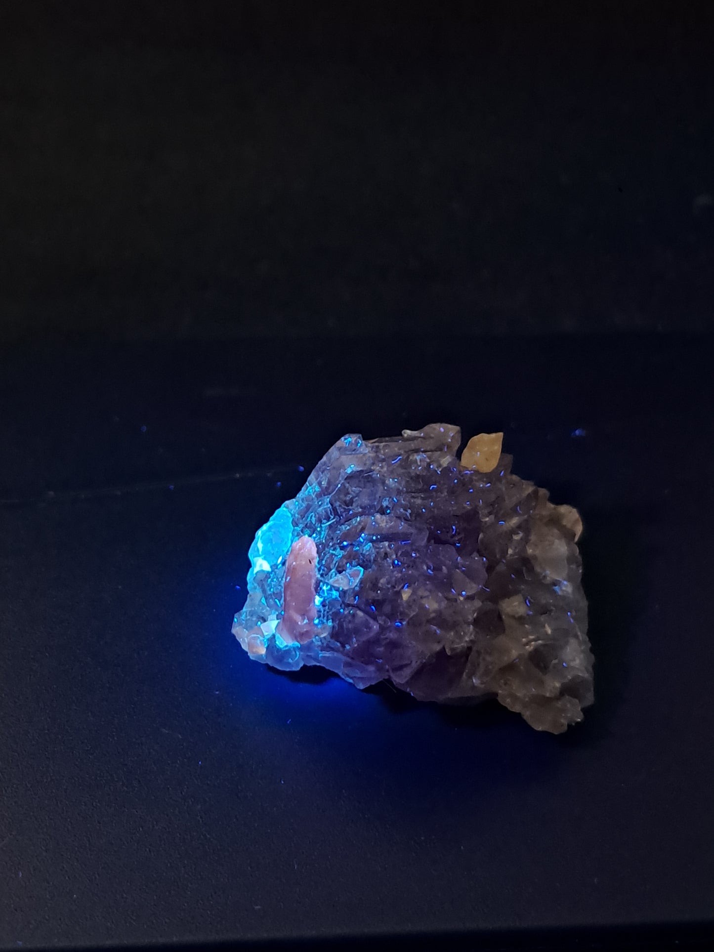 Amatista en forma de cetro con calcita reactiva a los rayos UV (Karur) | Cristal en bruto | Piedra natural | Ejemplar mineral n.° KA131