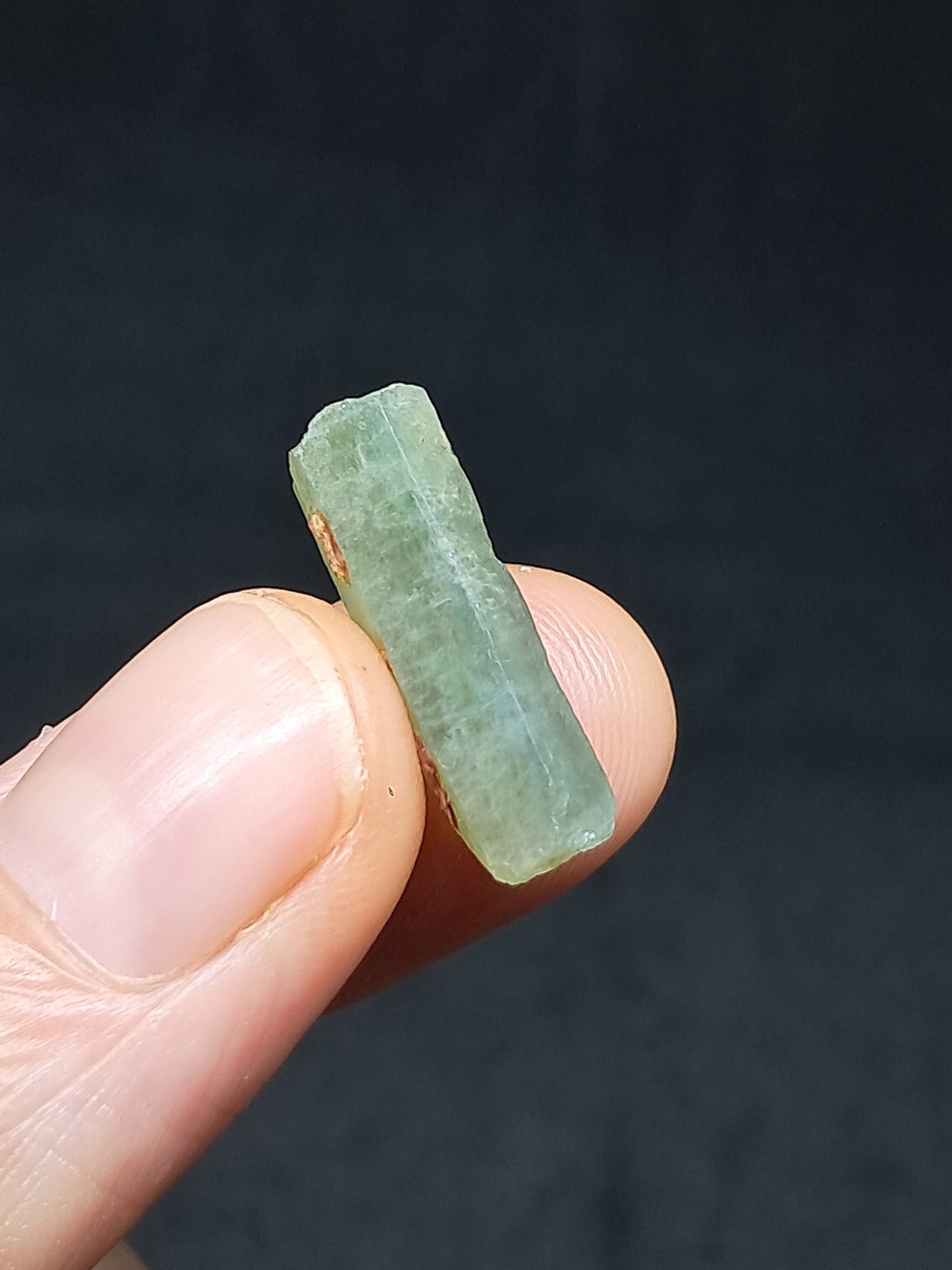 Aguamarina (Karur) Cristal hexagonal en bruto | Ejemplar mineral n.° AQM25