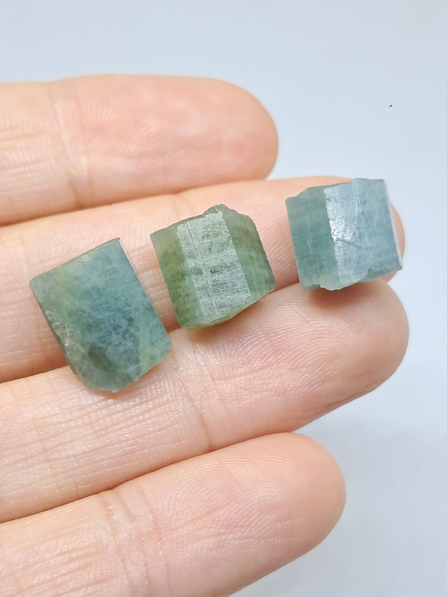 Conjunto de 3 Aguamarinas (Karur) Cristales Hexagonales en Bruto | Ejemplar Mineral n.° AQM29