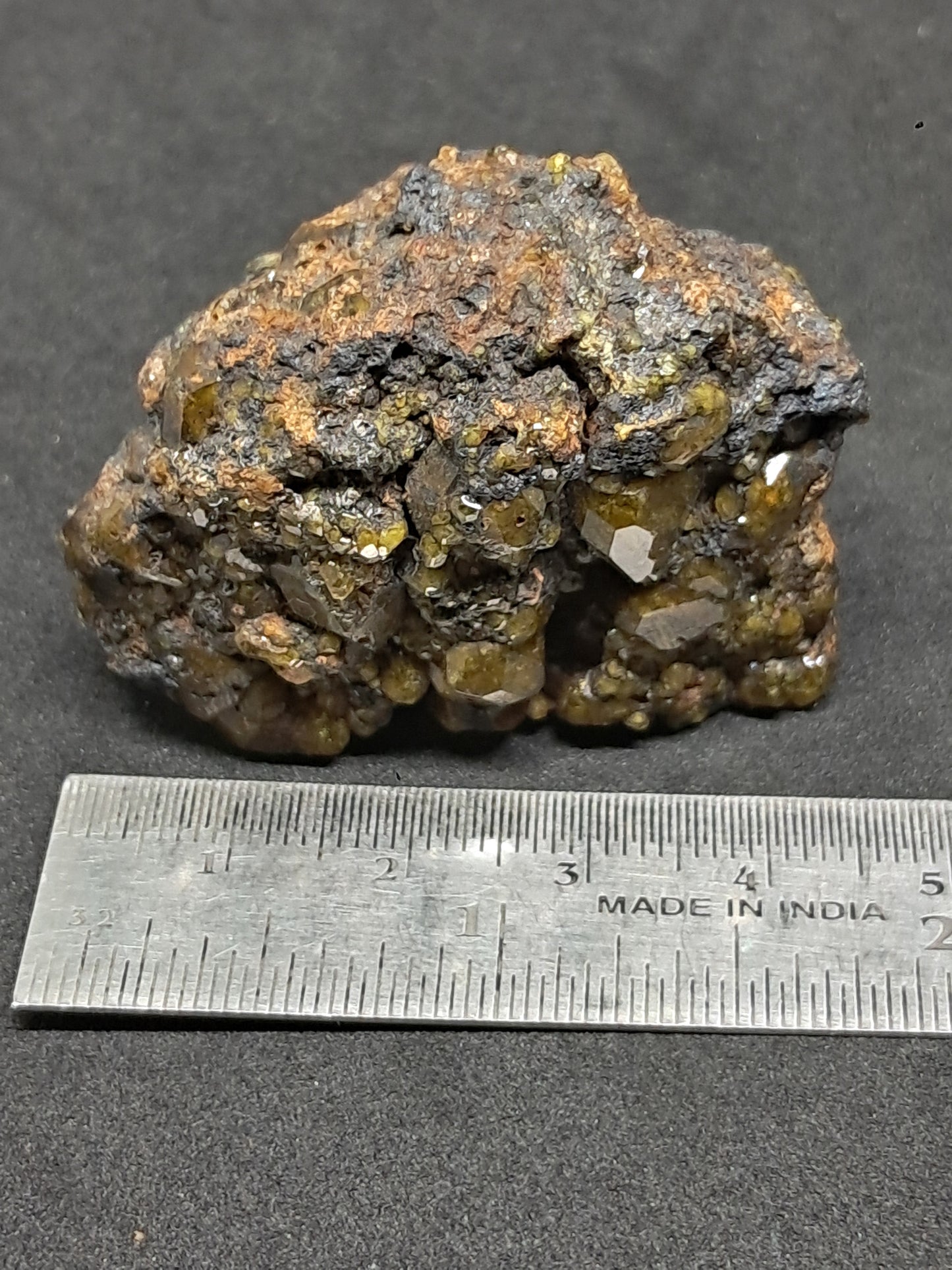 Cúmulo de granate verde en matriz (México) | Cristal en bruto | Ejemplar mineral n.° GR16