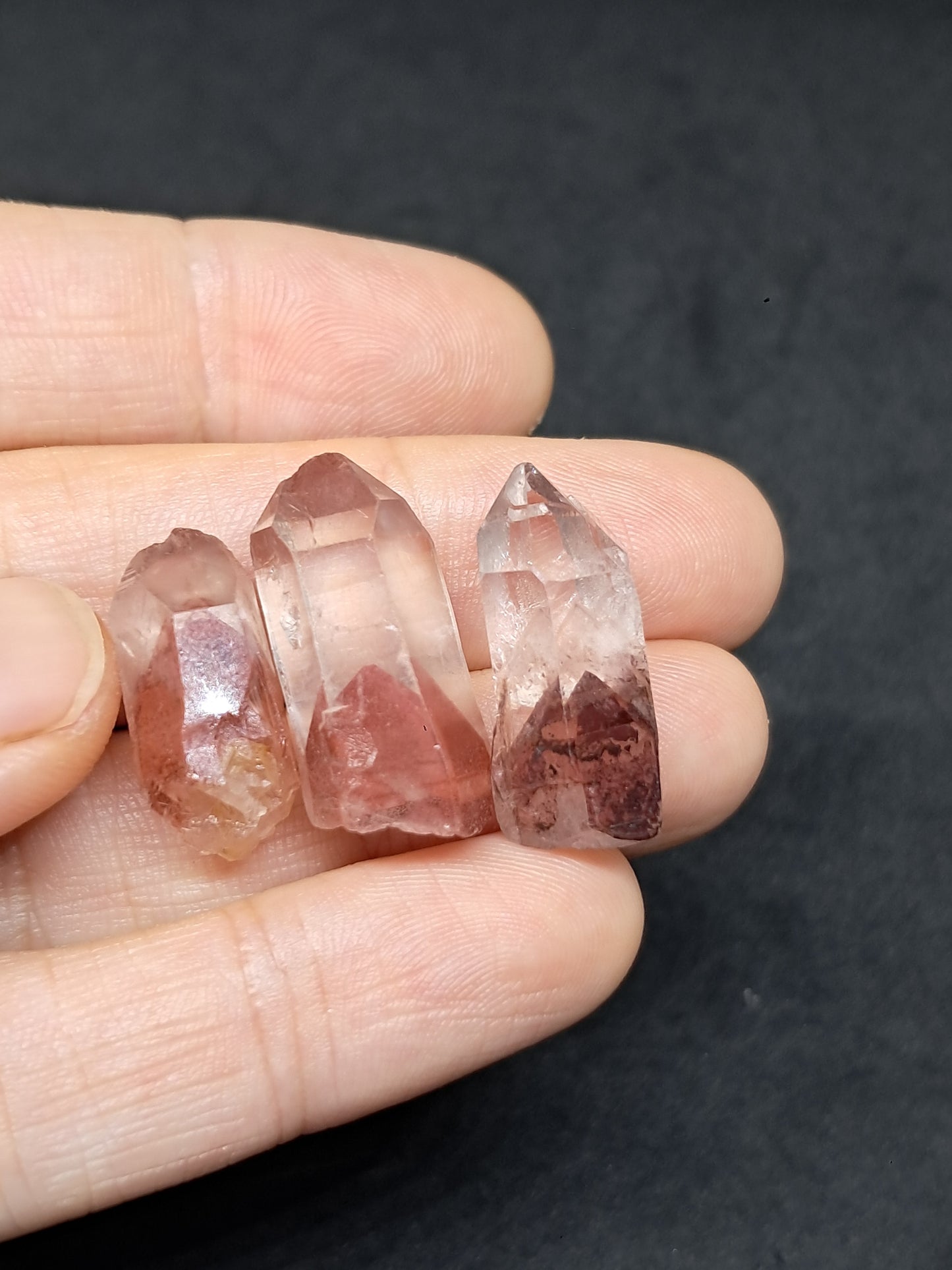 Juego de 3 puntas de cristal natural de cuarzo fantasma de hematita (Telangana) | Ejemplar mineral n.° HPQ11