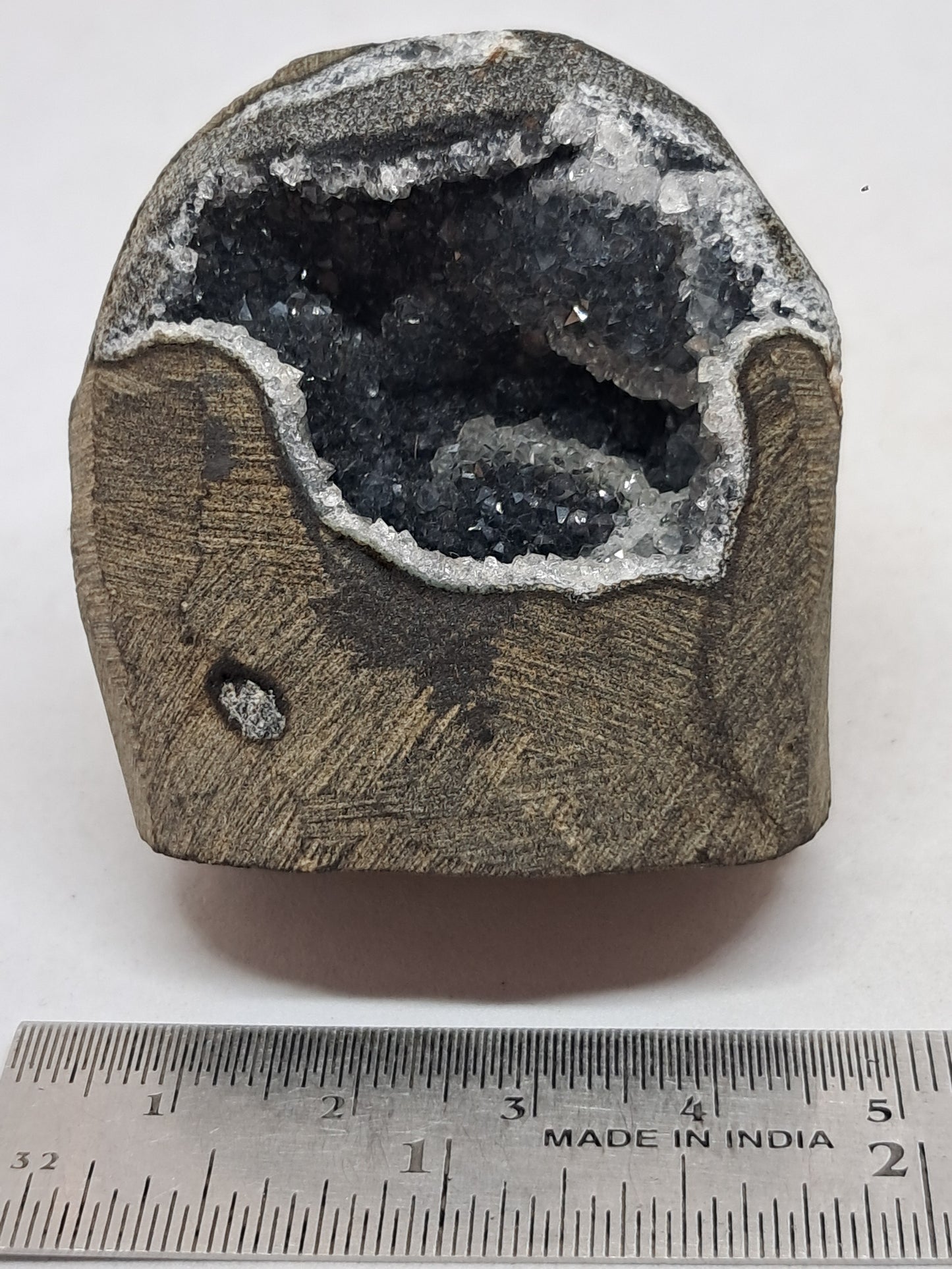 Calcedonia negra en geoda de basalto (Nashik) | Cristal natural | Ejemplar mineral n.° BC16