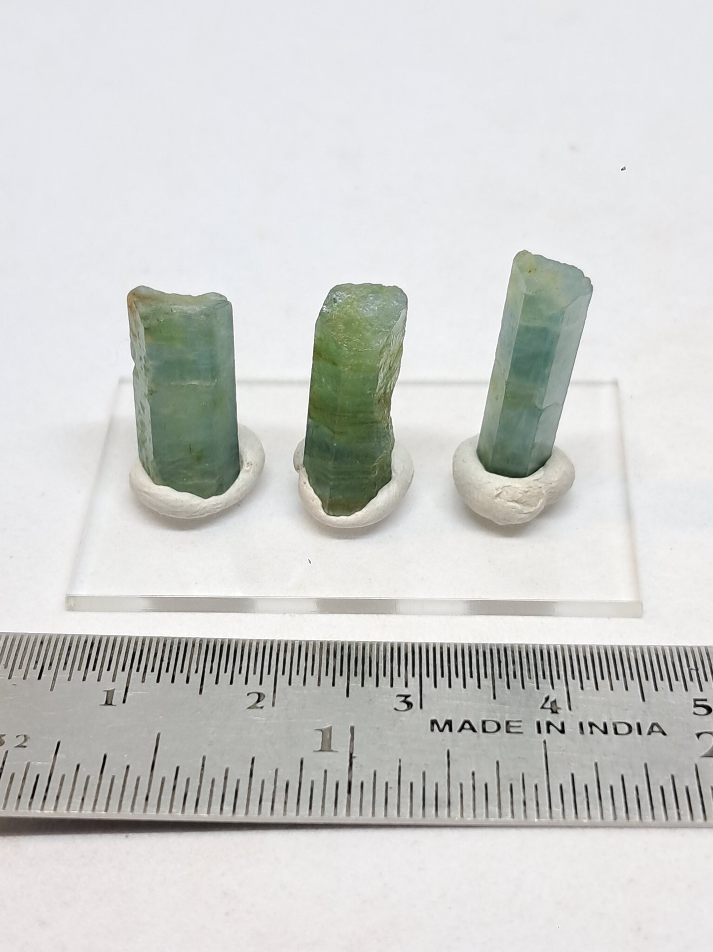 Conjunto de 3 Aguamarinas (Karur) Cristales Hexagonales en Bruto | Ejemplar Mineral n.° AQM30