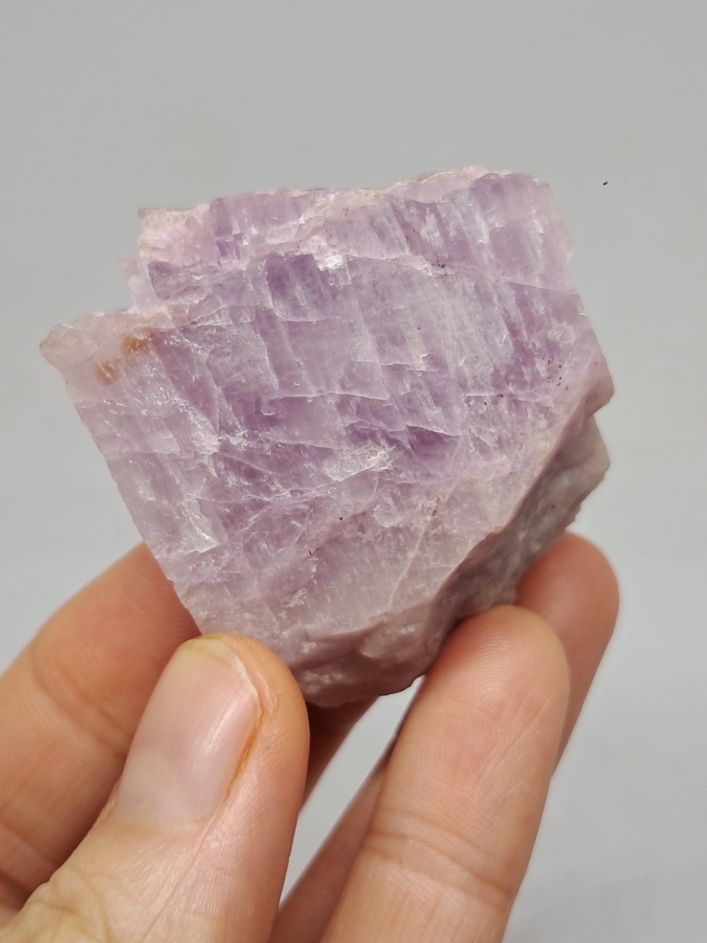 Cristal de kunzita en bruto (Madagascar), piedra natural en bruto | Espécimen de espodumena n.° KZ2
