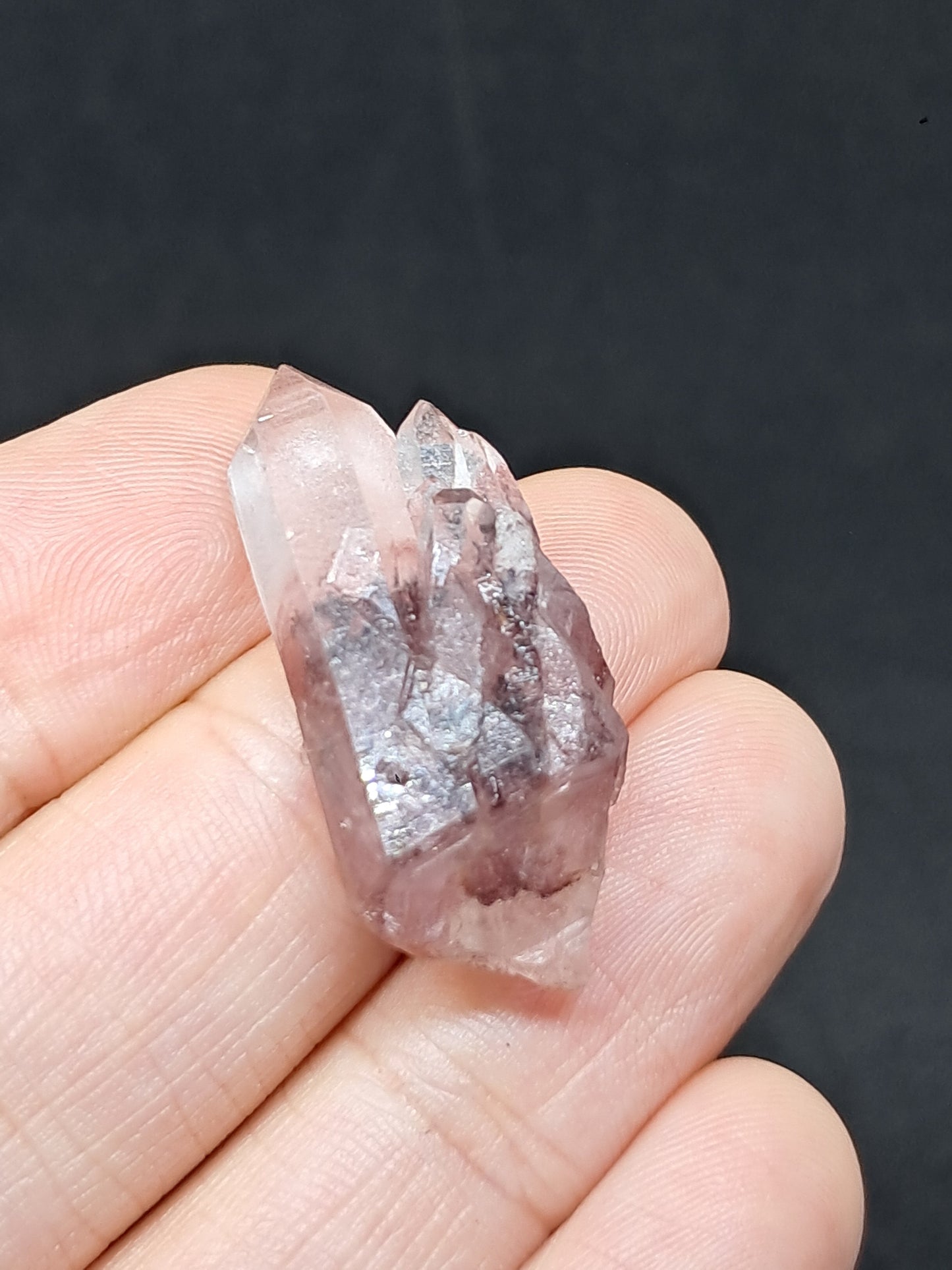 Punta de cristal natural de cuarzo fantasma hematita (Telangana) | Ejemplar mineral n.° HPQ17