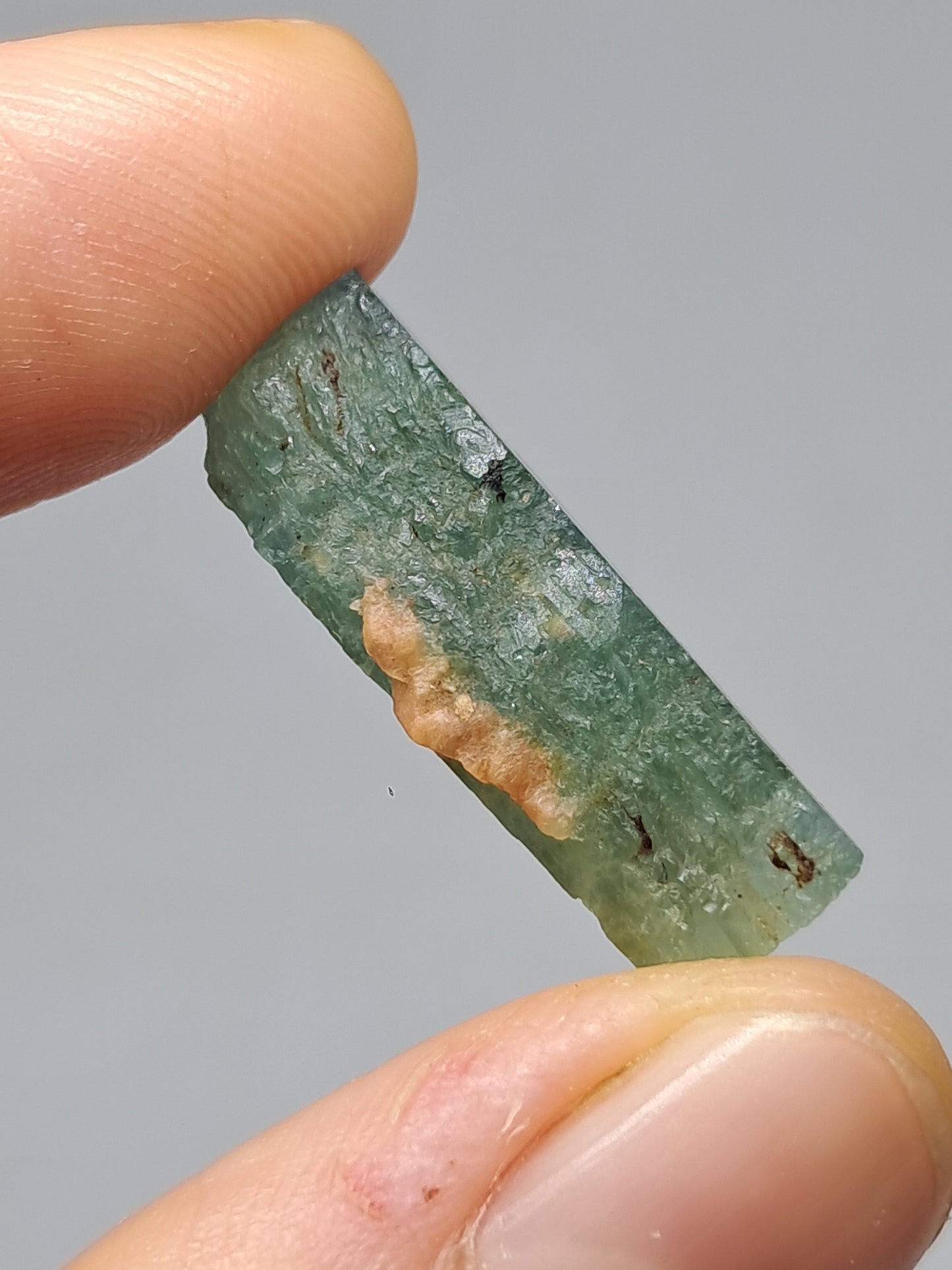 Aguamarina (Karur) Cristal hexagonal en bruto | Ejemplar mineral n.° AQM24