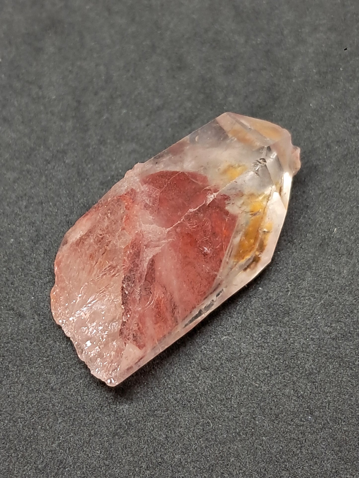 Punta de cristal natural de cuarzo fantasma hematita (Telangana) | Ejemplar mineral n.° HPQ15