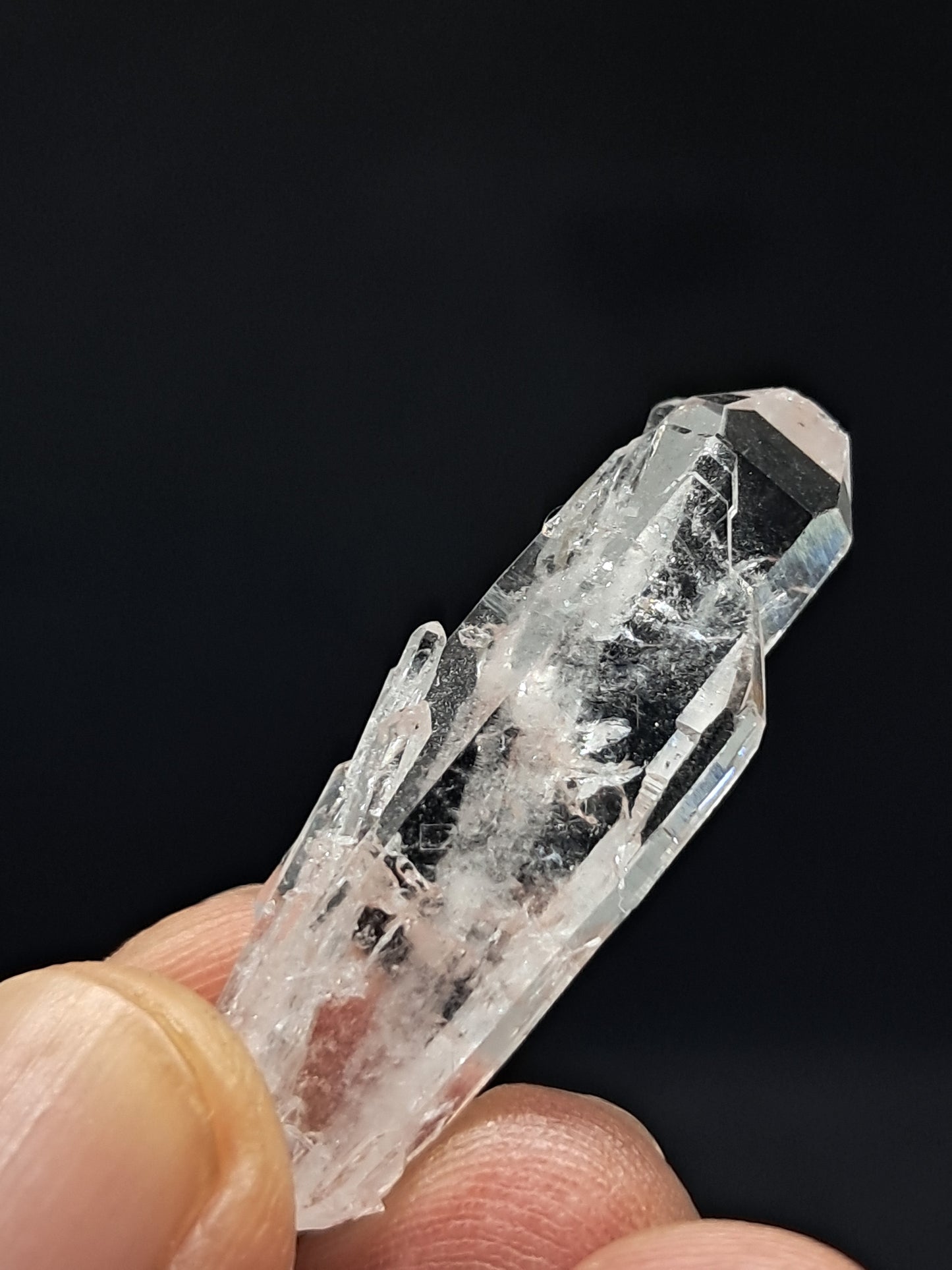 Cristal de cuarzo transparente Faden (Santander, Colombia) Punta natural | Ejemplar mineral n.° COQ31