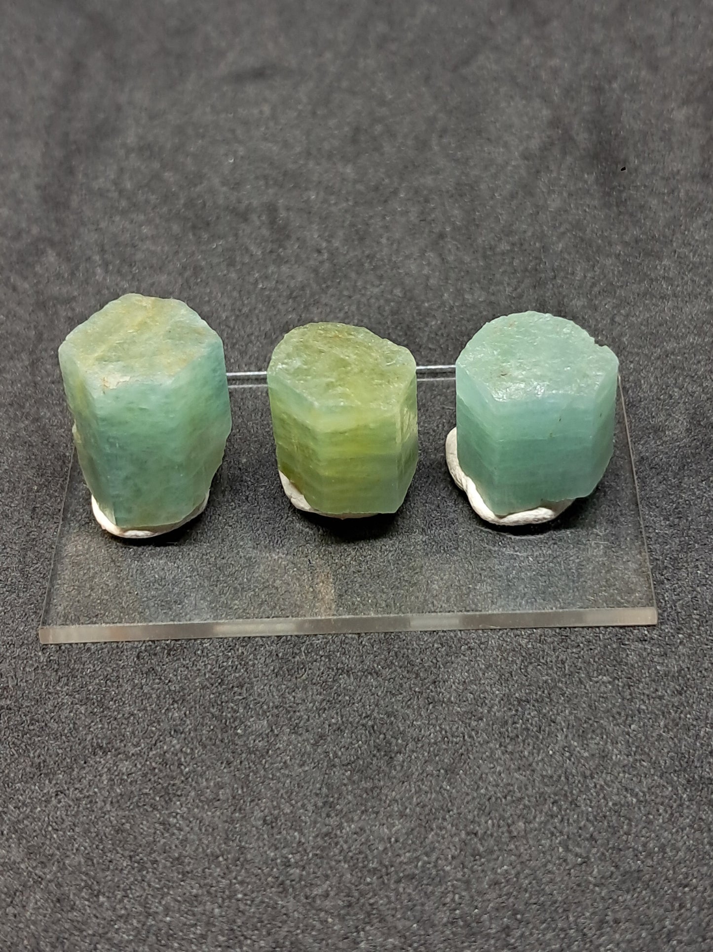 Conjunto de 3 Aguamarinas (Karur) Cristales Hexagonales en Bruto | Ejemplar Mineral n.° AQM29