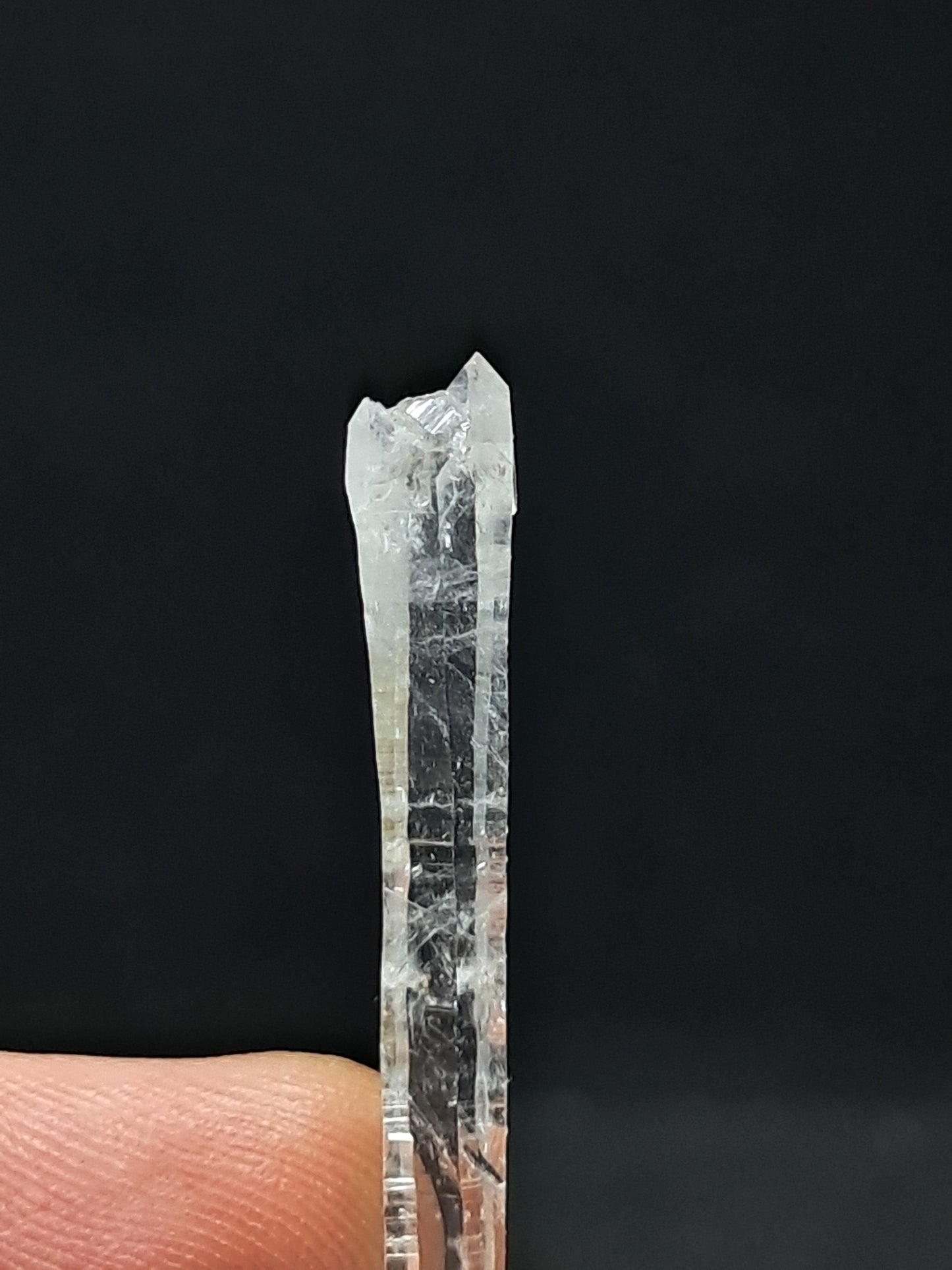Punta natural de cuarzo láser biterminado y autorreparado (Santander, Colombia) | Ejemplar mineral n.° COQ3