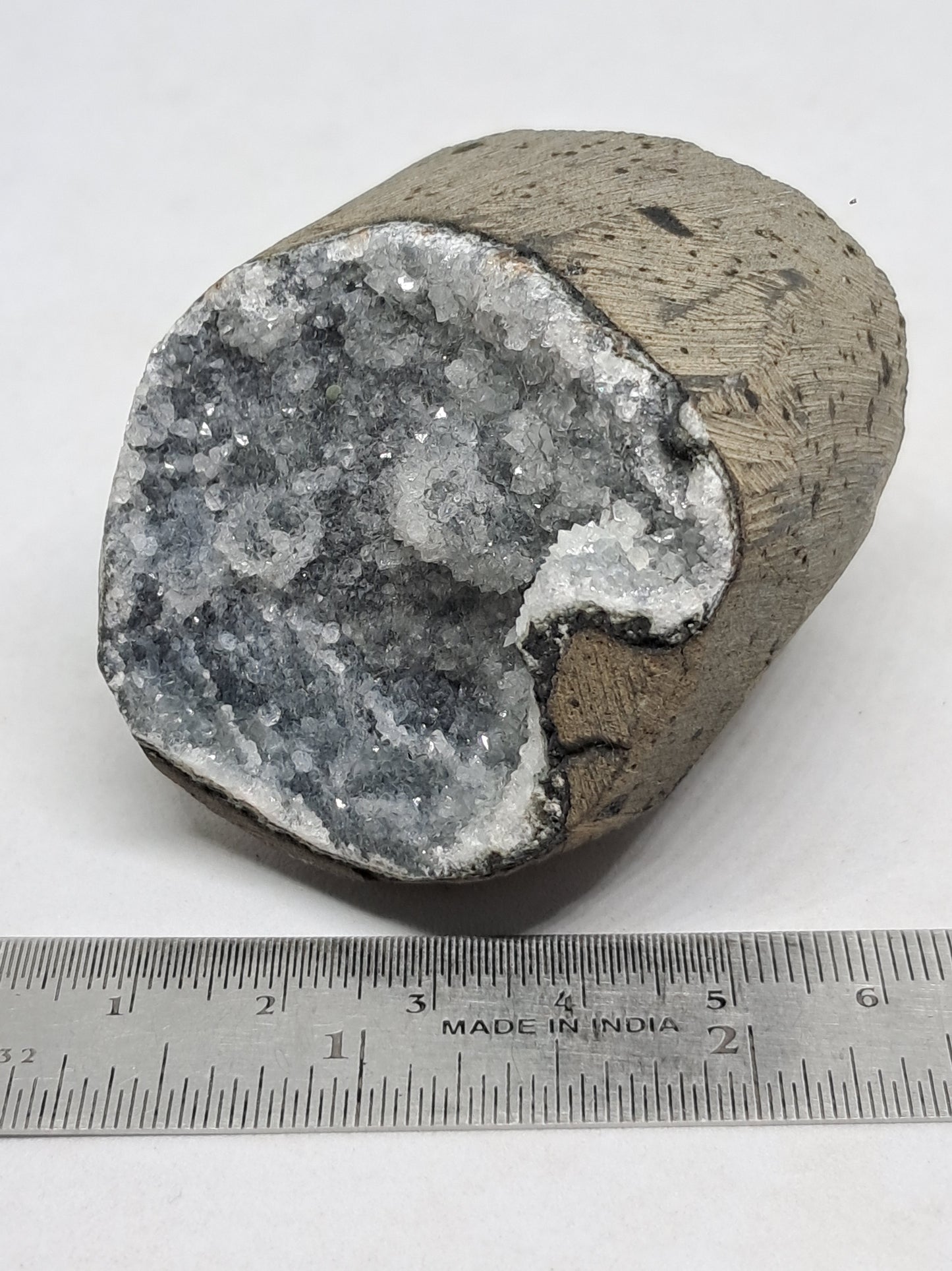 Cuarzo sobre calcedonia negra en geoda de basalto (Nashik) | Cristal natural | Ejemplar mineral n.° BC14