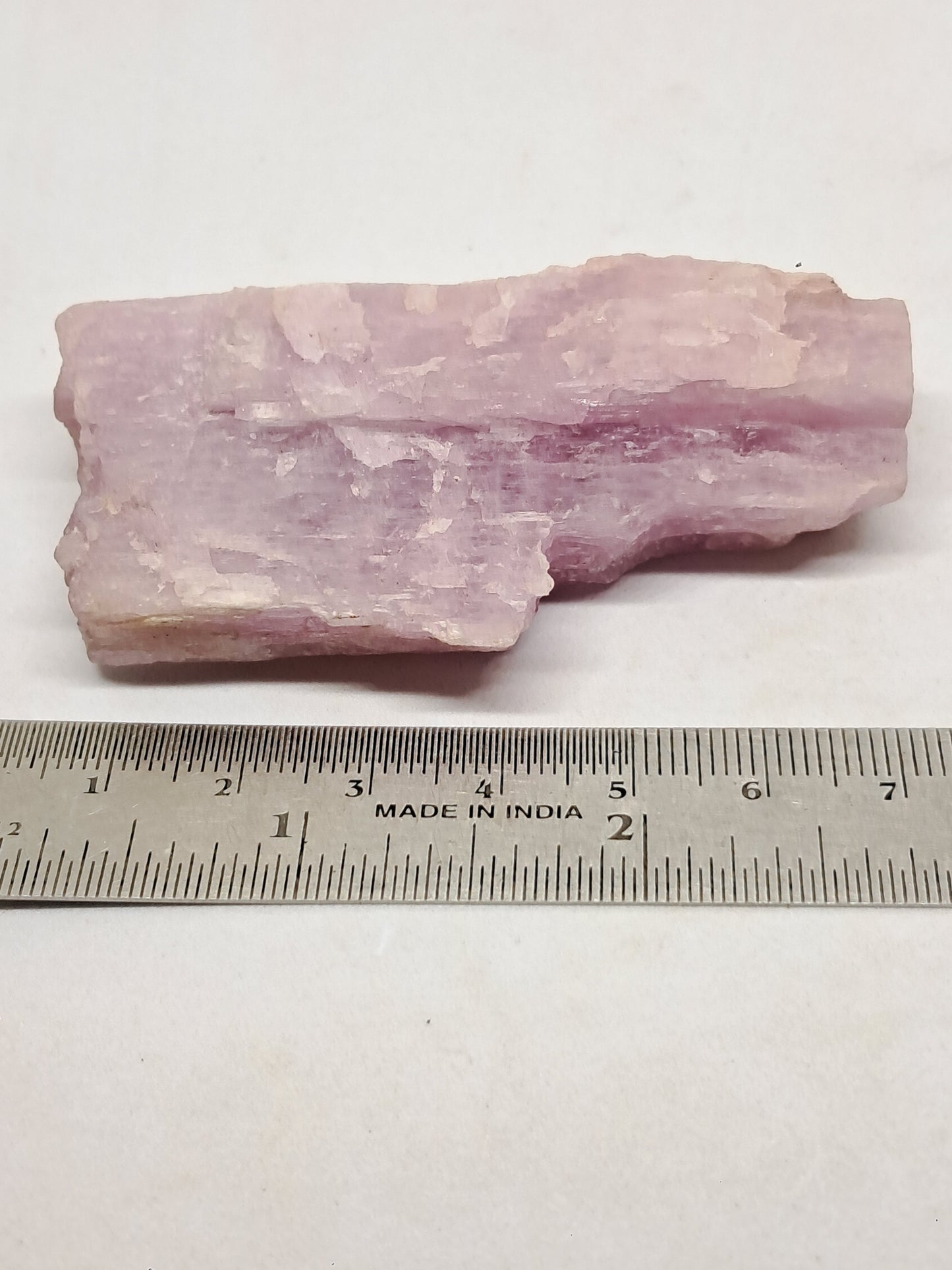 Cristal de kunzita en bruto (Madagascar), piedra natural en bruto | Ejemplar de espodumena n.° KZ1