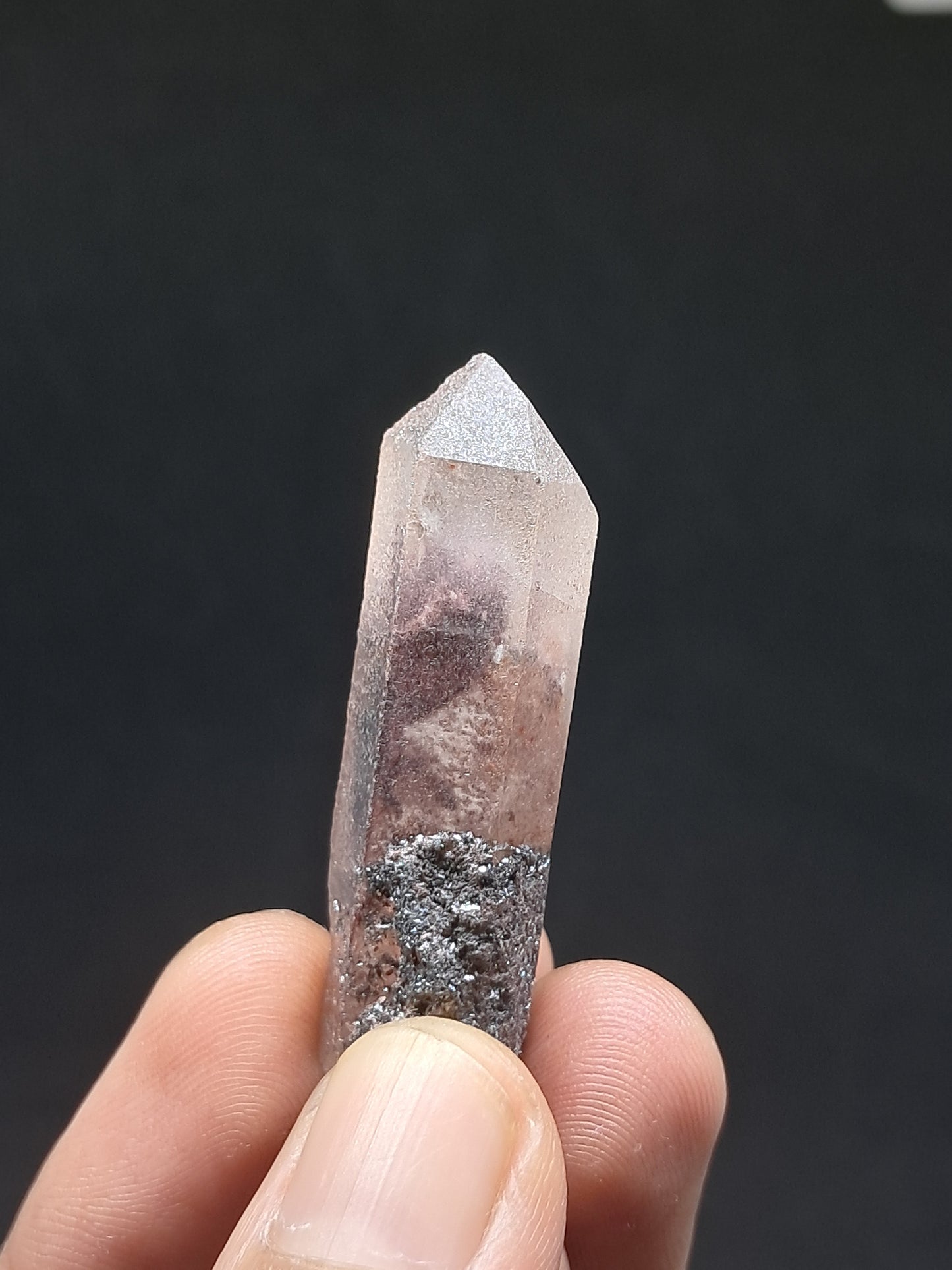 Cuarzo fantasma hematita (Telangana) con magnetita | Punta de cristal natural | Ejemplar mineral n.° HPQ34