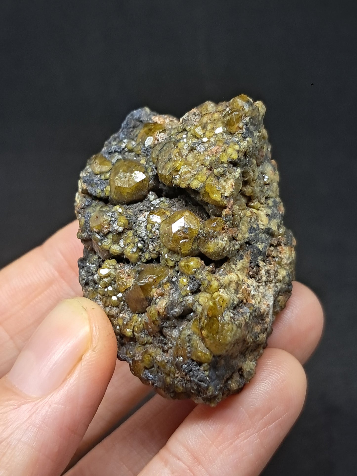 Cúmulo de granate verde en matriz (México) | Cristal en bruto | Ejemplar mineral n.° GR16