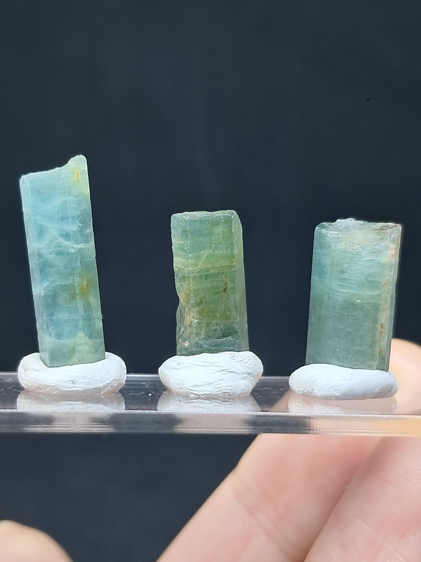 Conjunto de 3 Aguamarinas (Karur) Cristales Hexagonales en Bruto | Ejemplar Mineral n.° AQM30