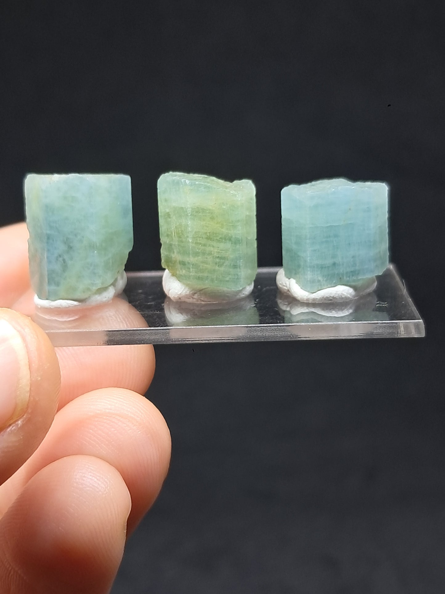 Conjunto de 3 Aguamarinas (Karur) Cristales Hexagonales en Bruto | Ejemplar Mineral n.° AQM29
