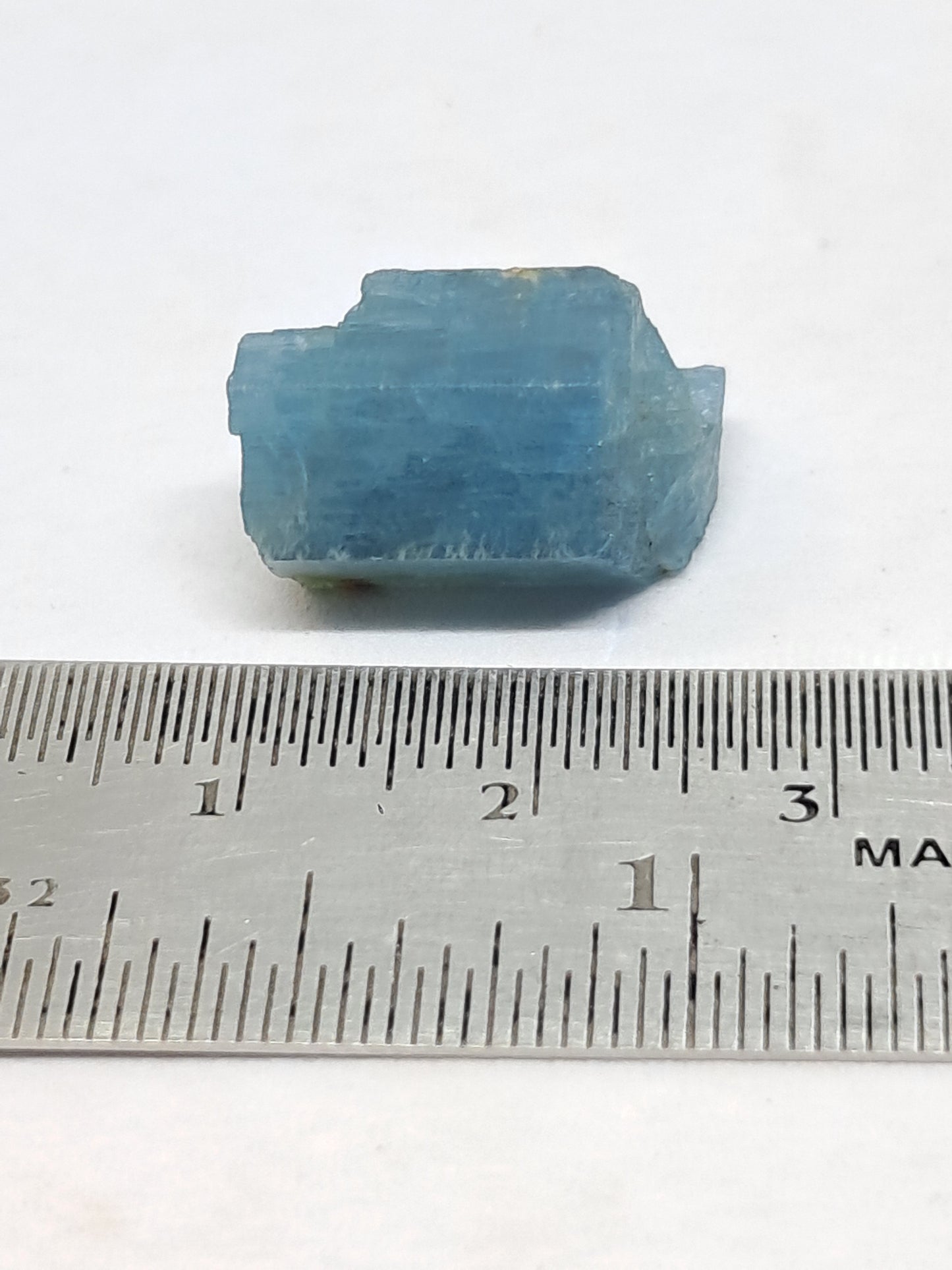 Aguamarina de alta calidad (Karur) en bruto, cristal hexagonal | Ejemplar mineral n.° AQM15