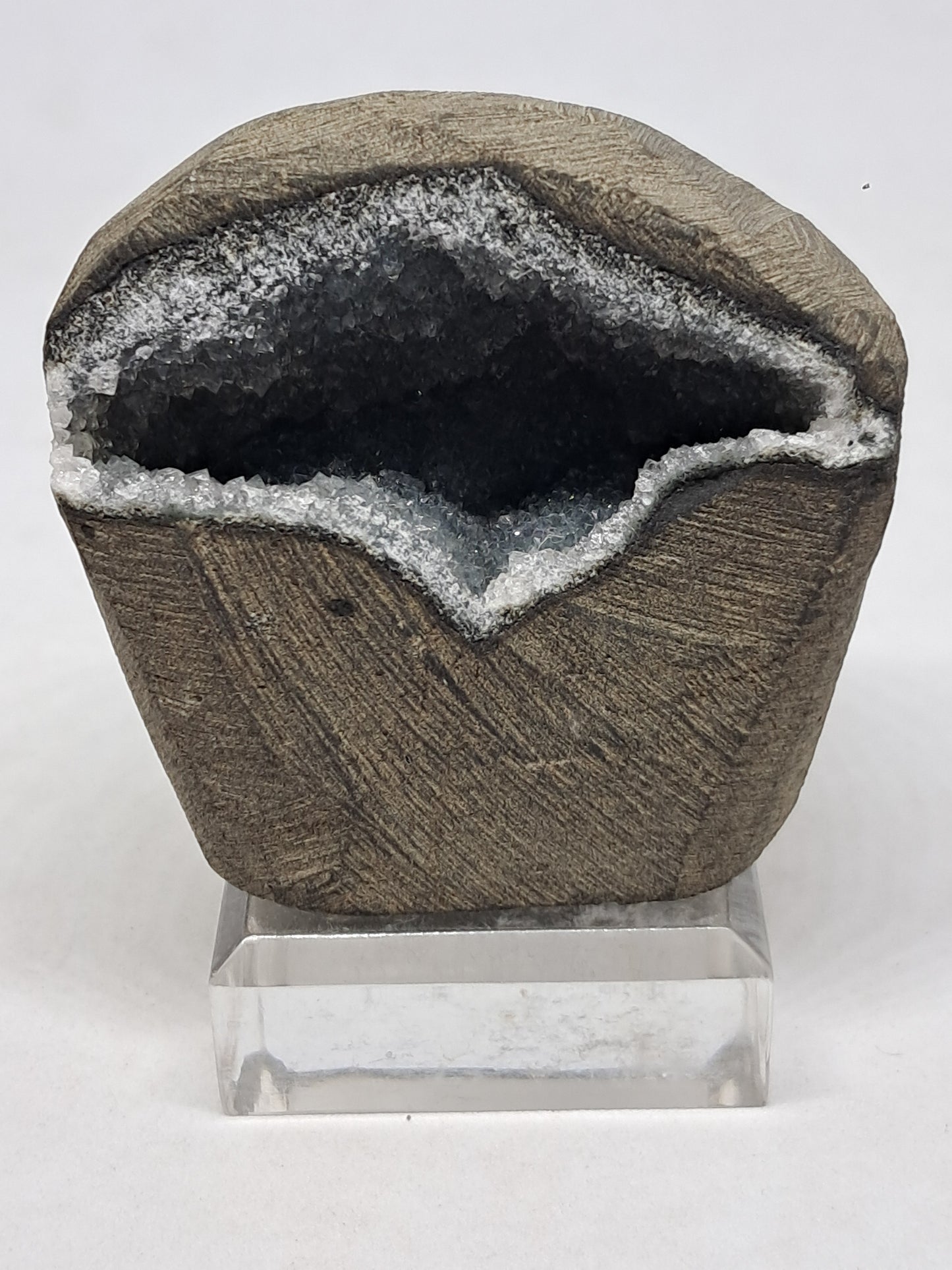 Calcedonia negra en geoda de basalto (Nashik) | Cristal natural | Ejemplar mineral n.° BC22