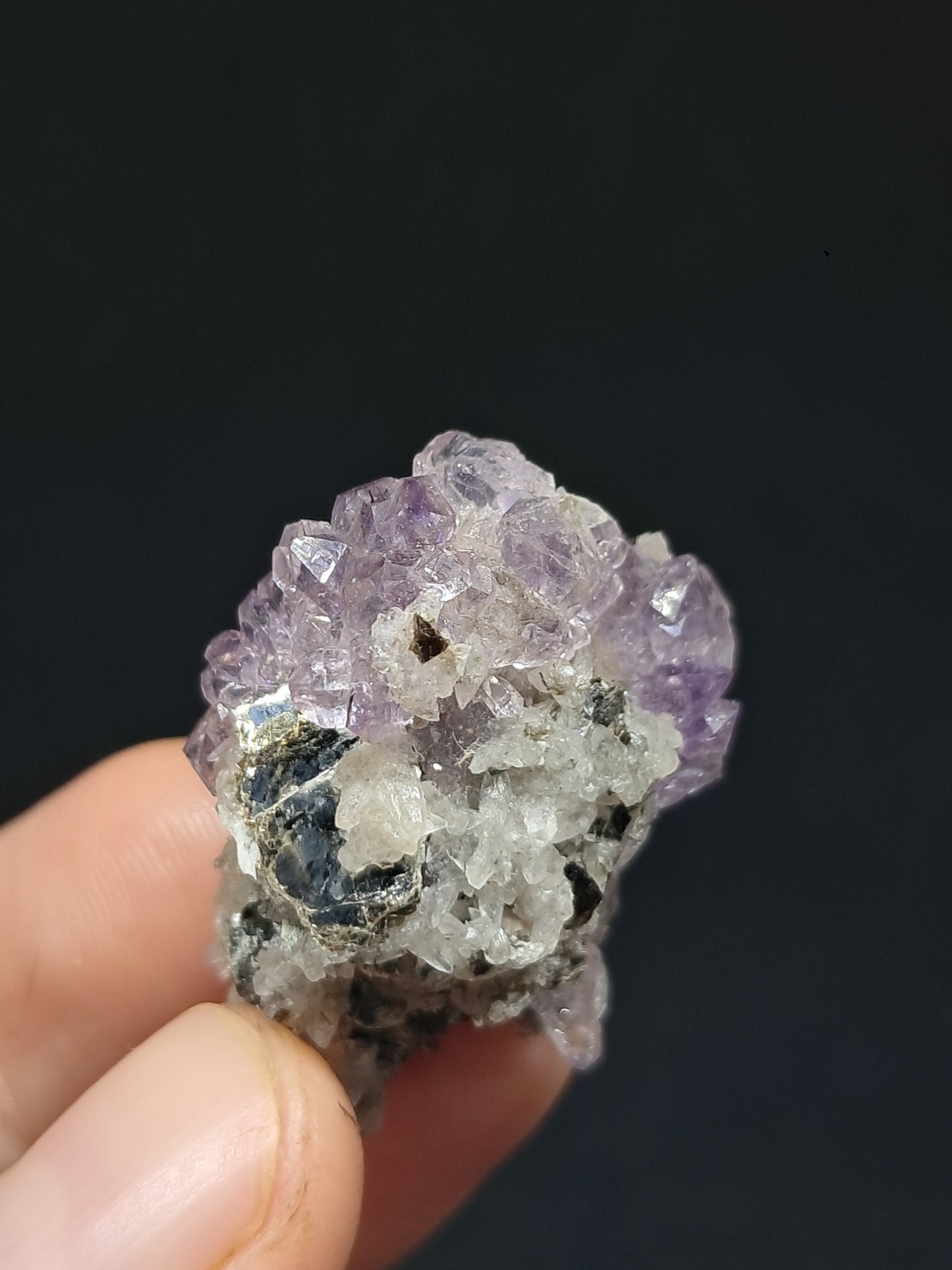 Cúmulo de amatista en matriz de albita y mica (Karur) | Cristal en bruto | Piedra natural | Ejemplar mineral n.° KA107