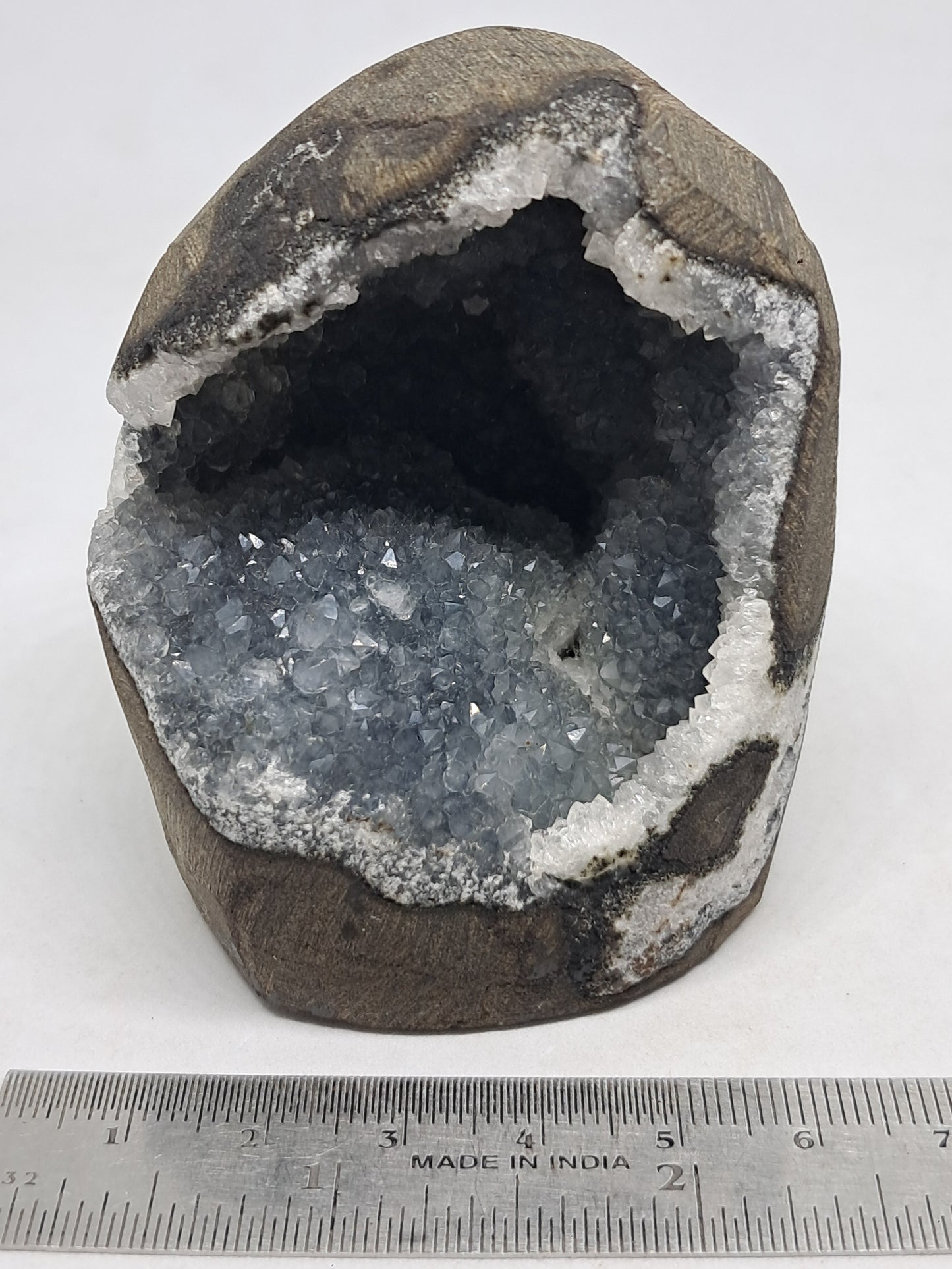 Calcedonia gris/azul en geoda de basalto (Nashik) | Cristal natural | Ejemplar mineral n.° BC10