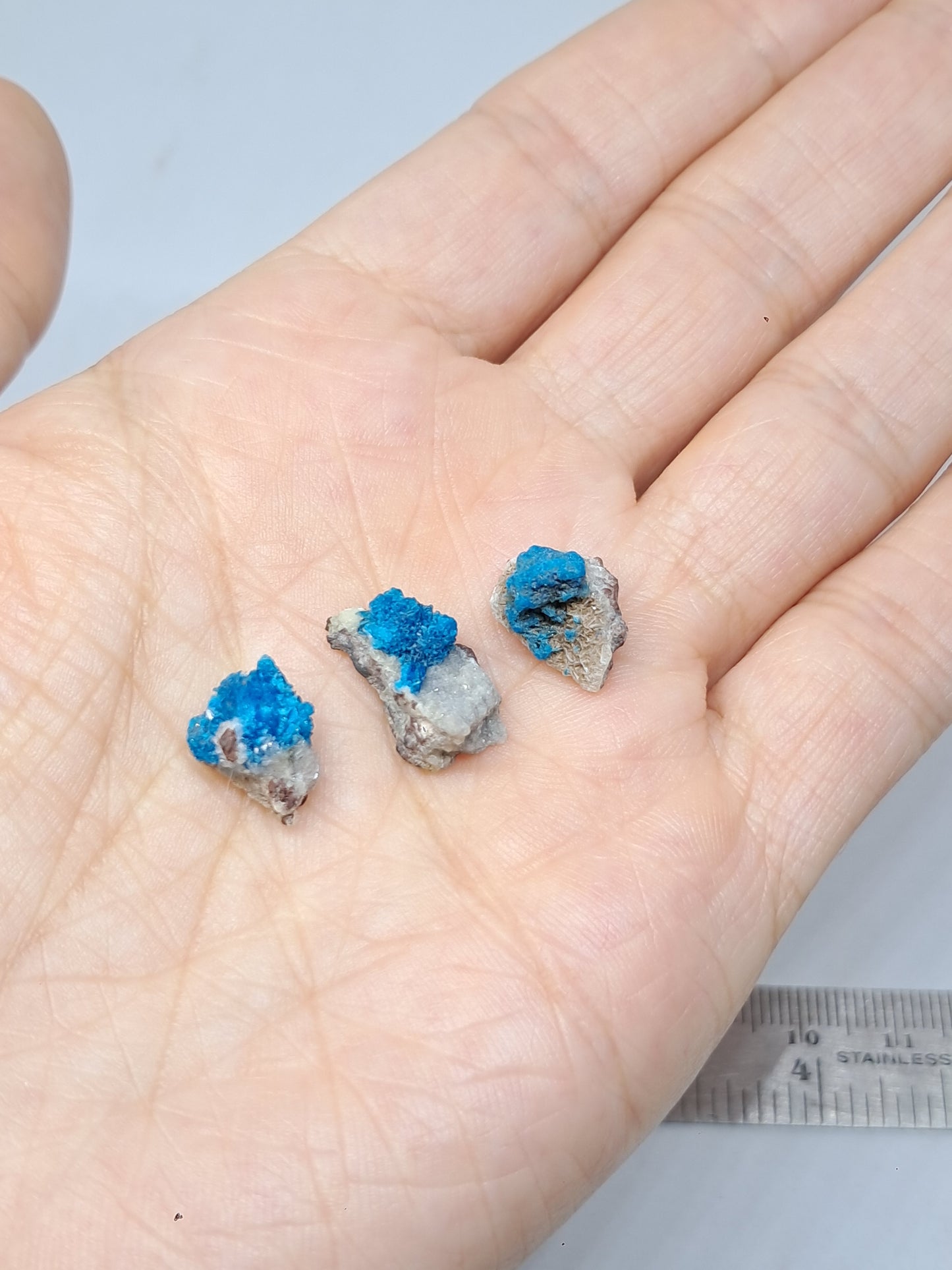 Conjunto de 3 pentagonitas pequeñas en matriz de heulandita (wagholi) en bruto | Cristal natural | Ejemplar mineral raro n.° CV36