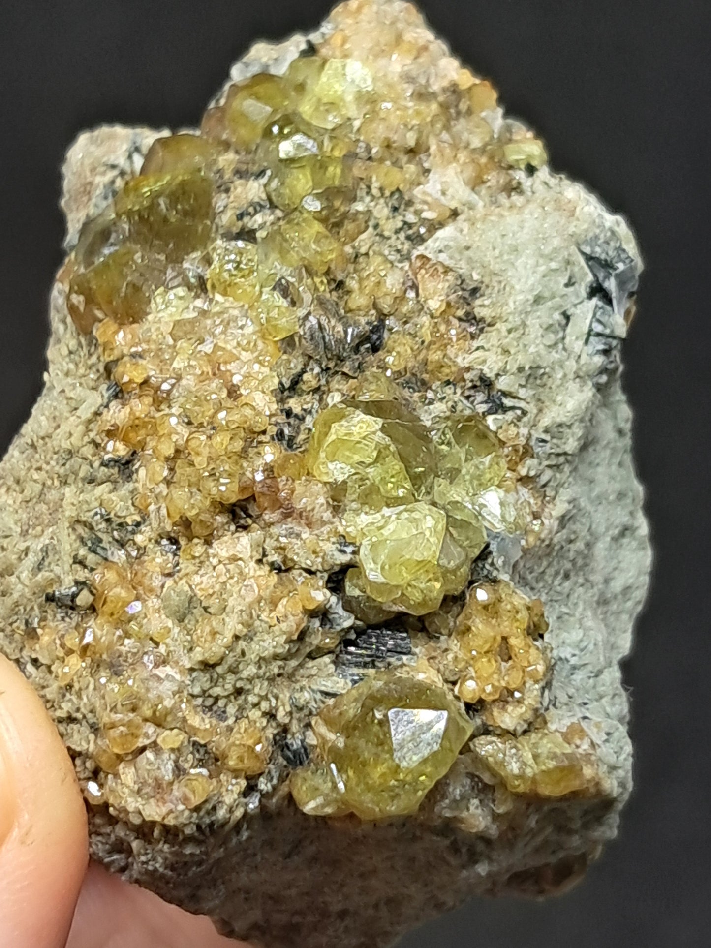 Cúmulo de granate verde en matriz (México) | Cristal en bruto | Ejemplar mineral n.° GR17