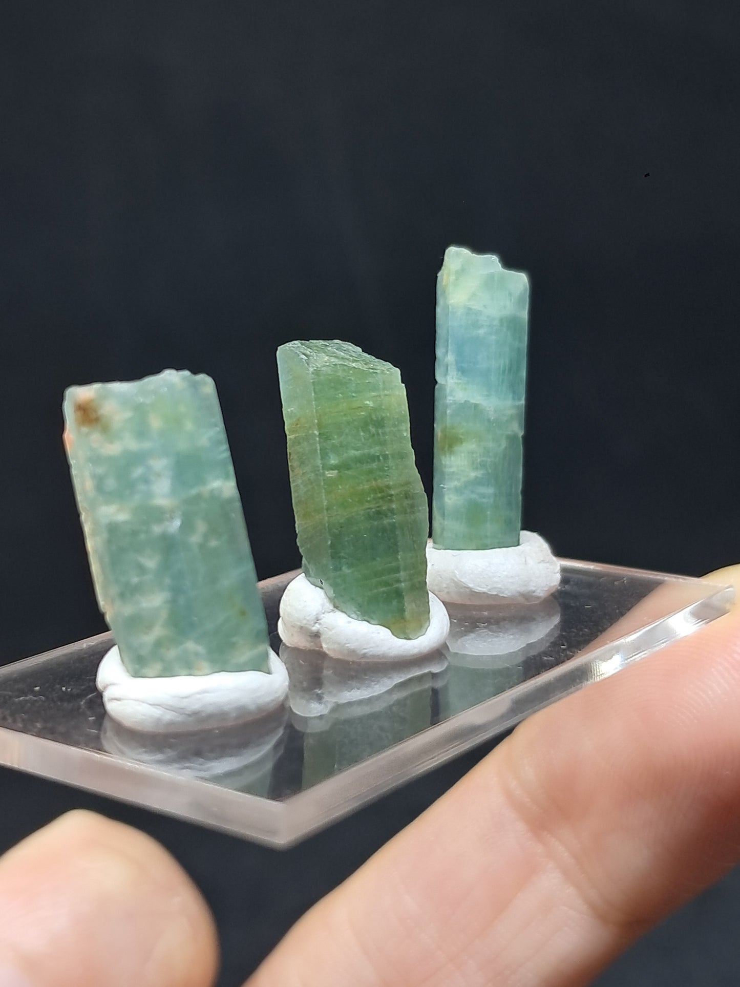 Conjunto de 3 Aguamarinas (Karur) Cristales Hexagonales en Bruto | Ejemplar Mineral n.° AQM30