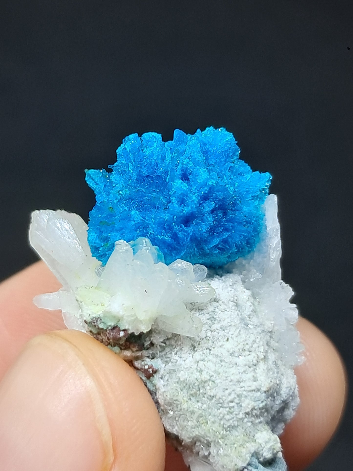 Pentagonita con estilbita sobre matriz de heulandita (wagholi), piedra en bruto | Cristal natural | Ejemplar mineral raro n.° CV27