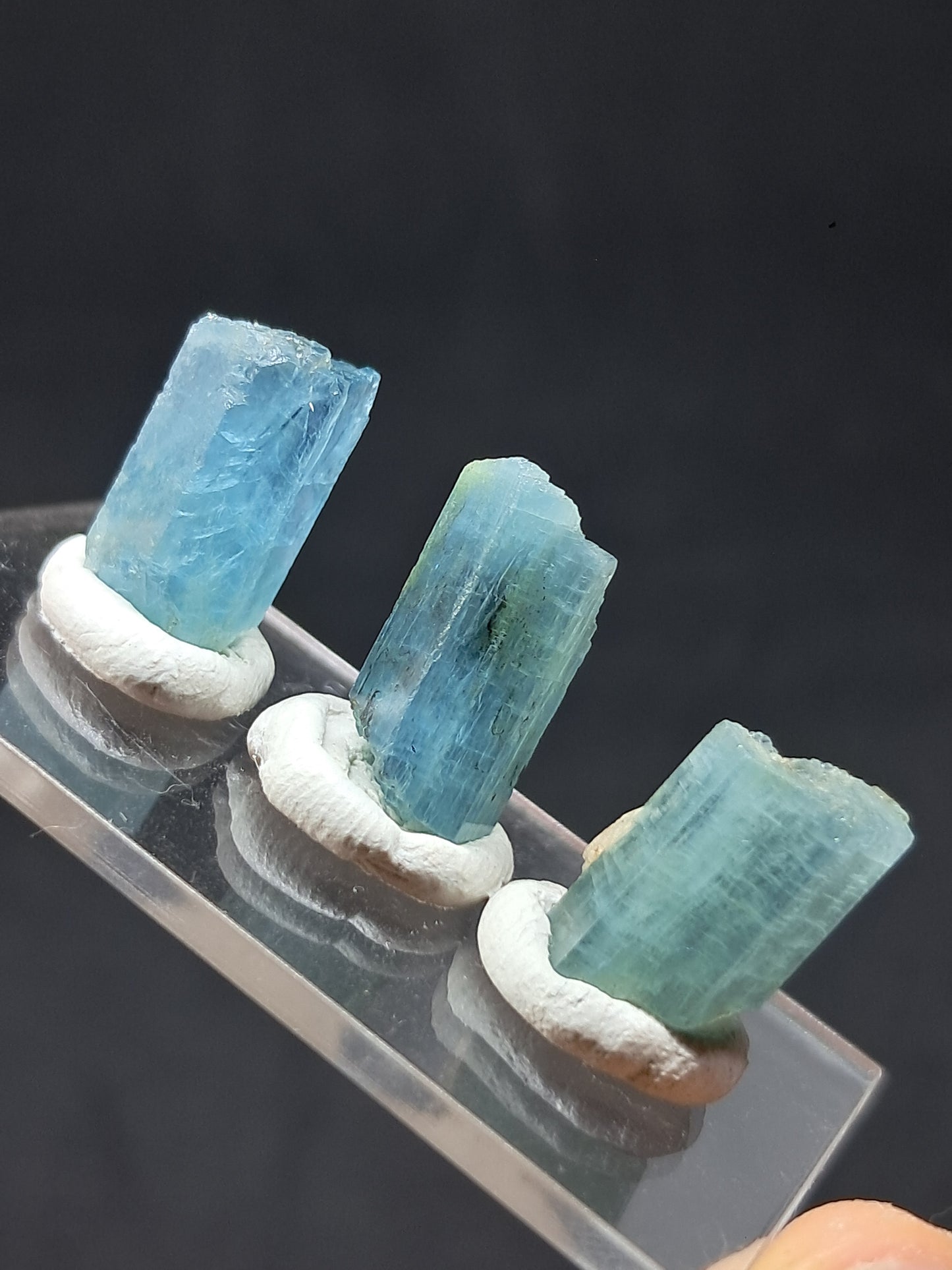 Conjunto de 3 Aguamarinas (Karur) Cristales Hexagonales en Bruto | Ejemplar Mineral n.° AQM28