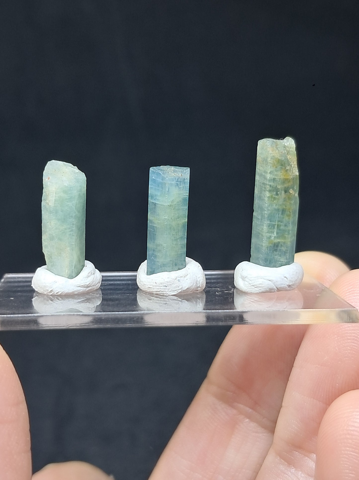 Conjunto de 3 Aguamarinas (Karur) Cristales Hexagonales en Bruto | Ejemplar Mineral n.° AQM35