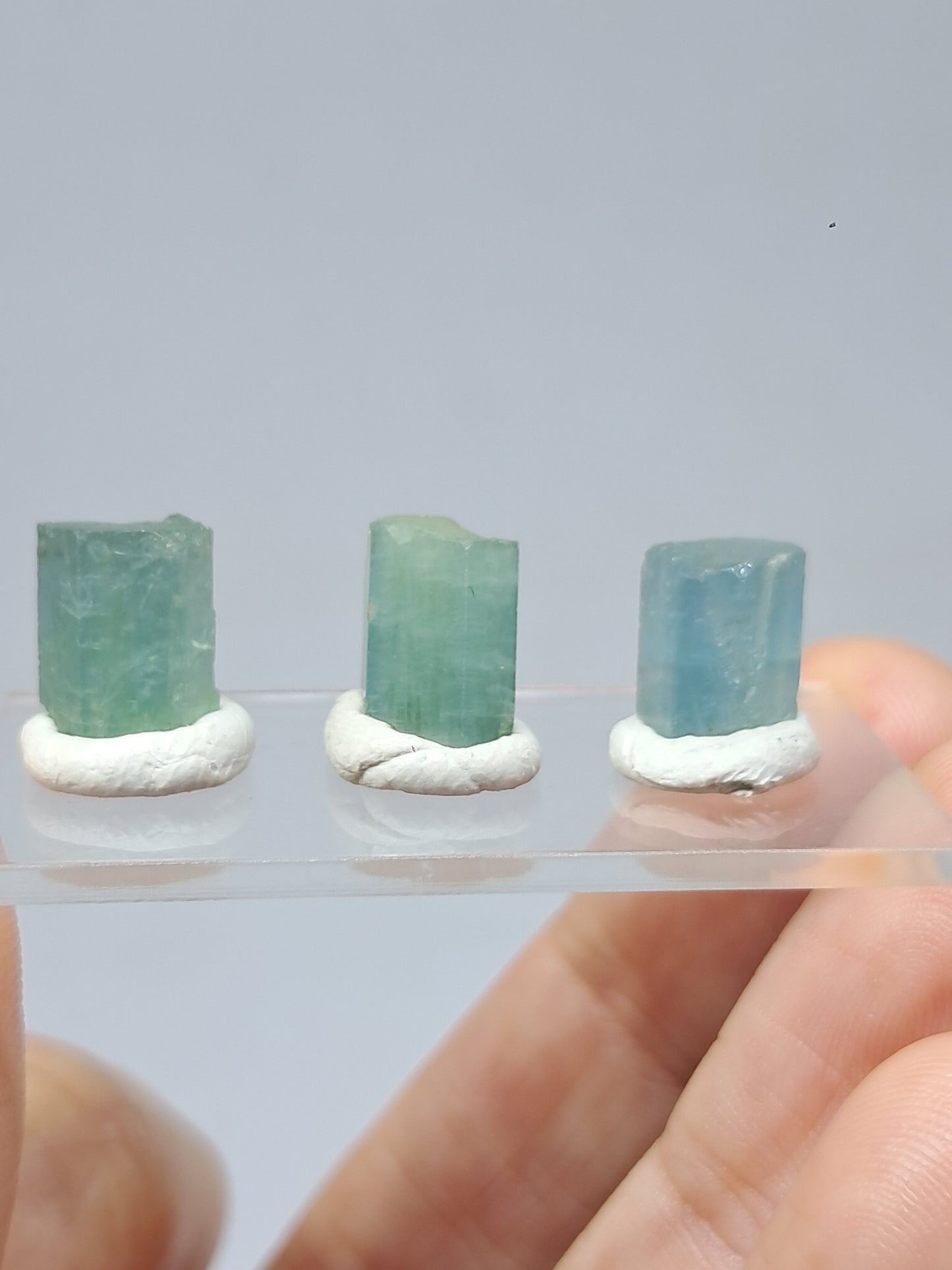Conjunto de 3 Aguamarinas (Karur) Cristales Hexagonales en Bruto | Ejemplar Mineral n.° AQM36