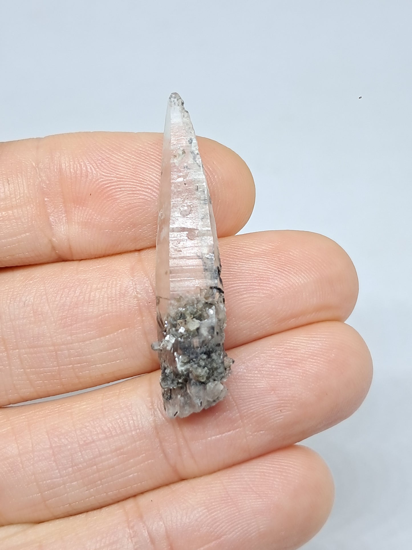 Punta de cristal de cuarzo turmalinado (karur), piedra natural | Ejemplar mineral n.° TQ27