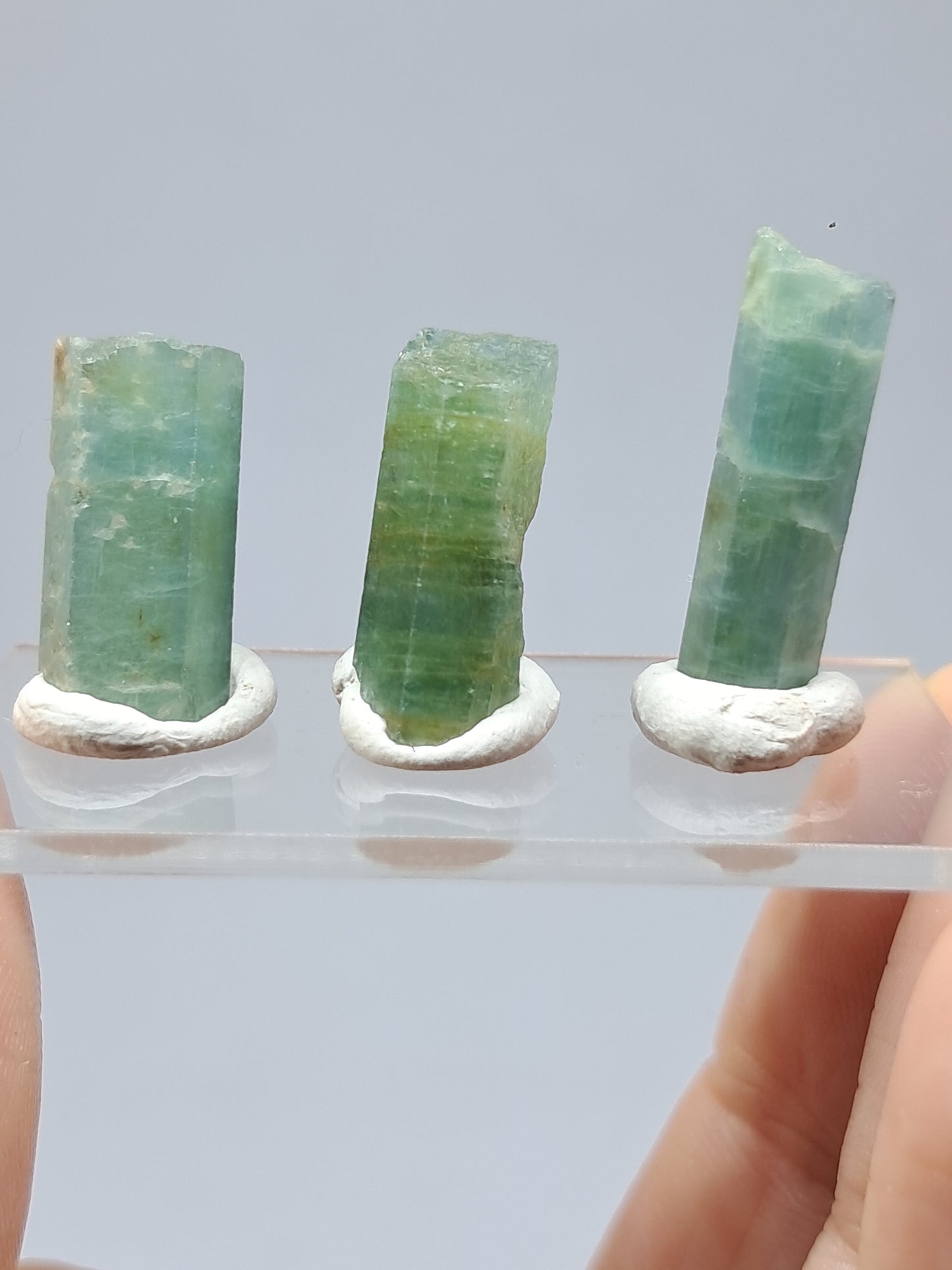 Conjunto de 3 Aguamarinas (Karur) Cristales Hexagonales en Bruto | Ejemplar Mineral n.° AQM30
