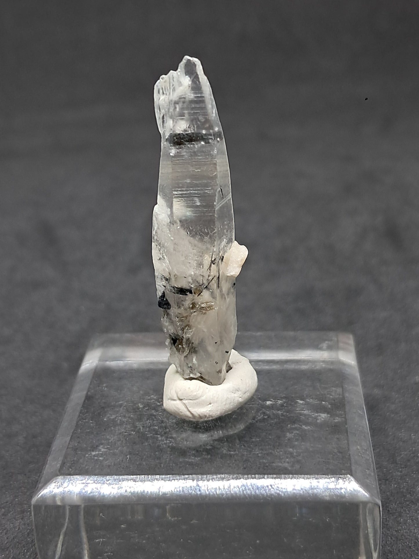 Punta de cristal de cuarzo turmalinado (karur), piedra natural | Ejemplar mineral n.° TQ28
