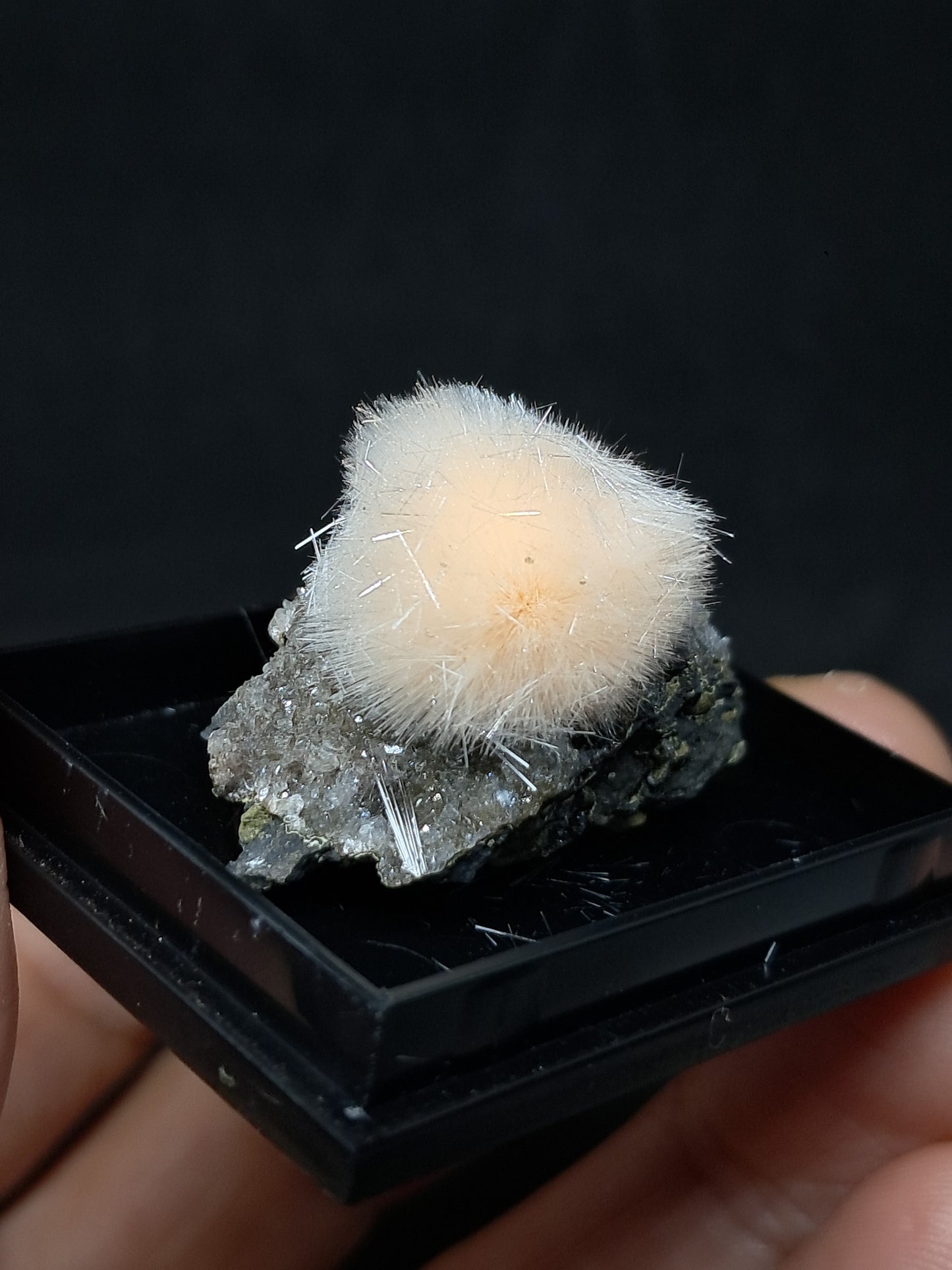Mesolita color melocotón sobre heulandita (Madhya Pradesh), cristal natural | Ejemplar mineral n.° MS13