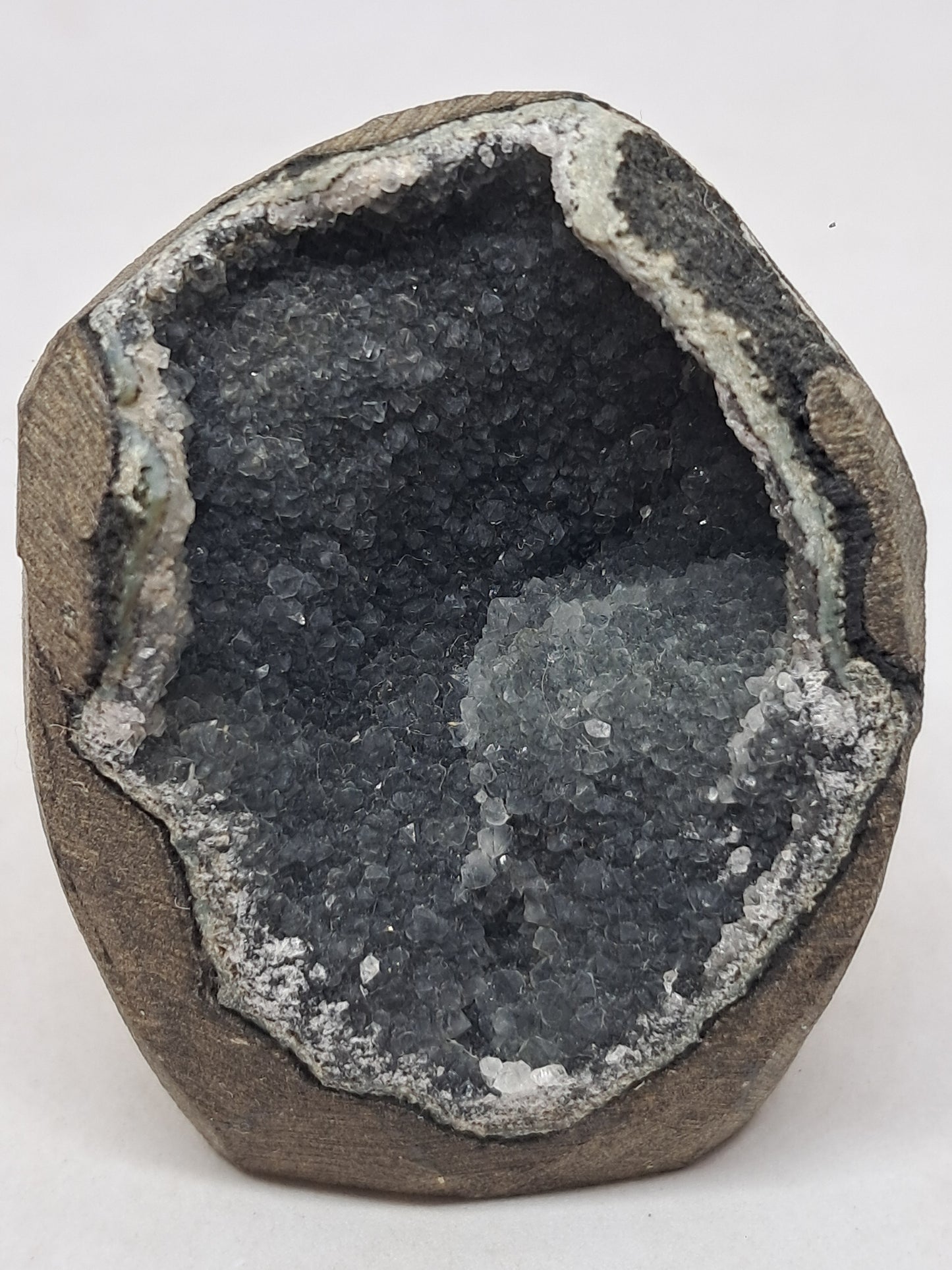 Calcedonia negra en geoda de basalto (Nashik) | Cristal natural | Rocas #BC17