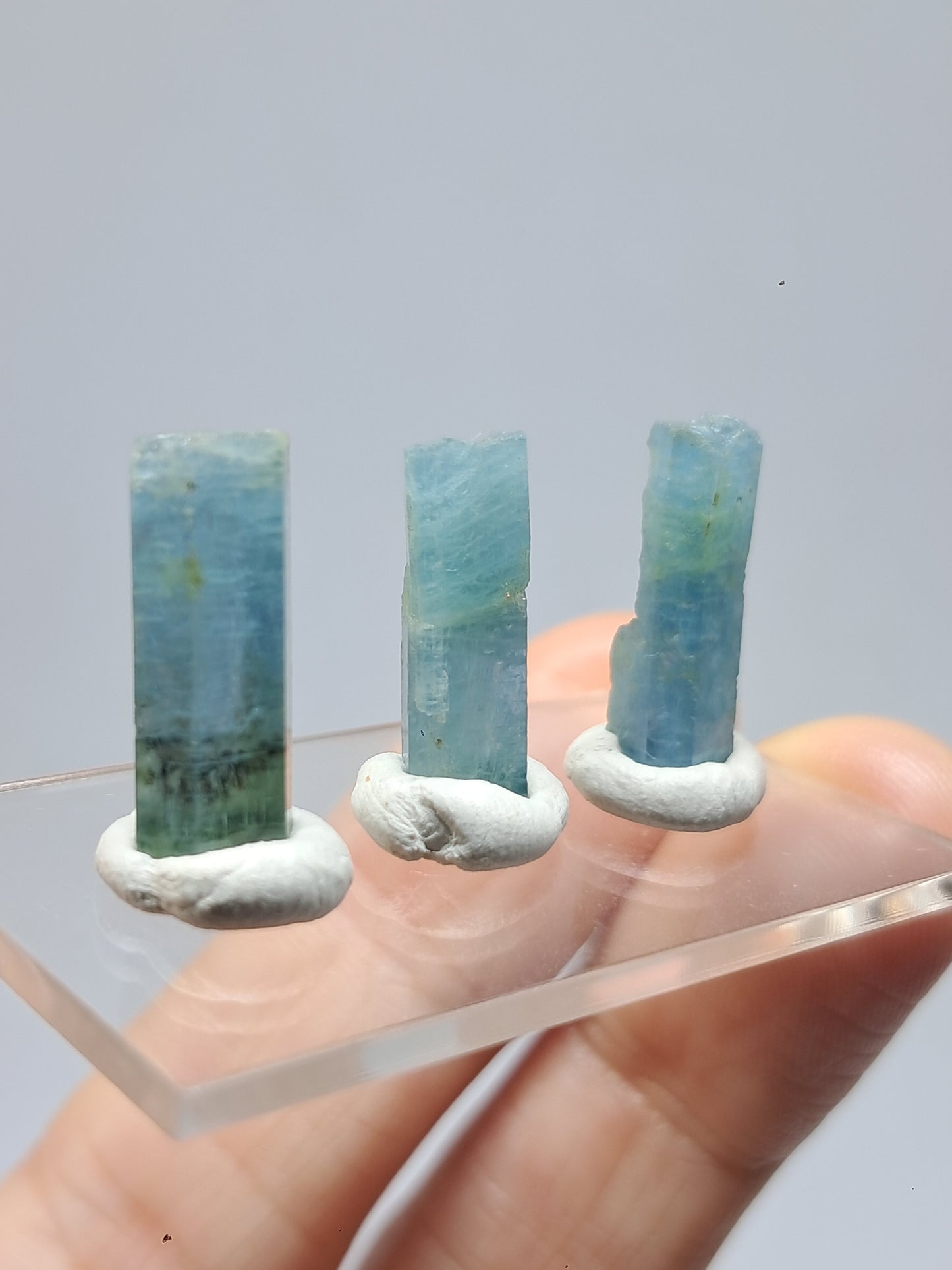 Conjunto de 3 Aguamarinas (Karur) Cristales Hexagonales en Bruto | Ejemplar Mineral n.° AQM27