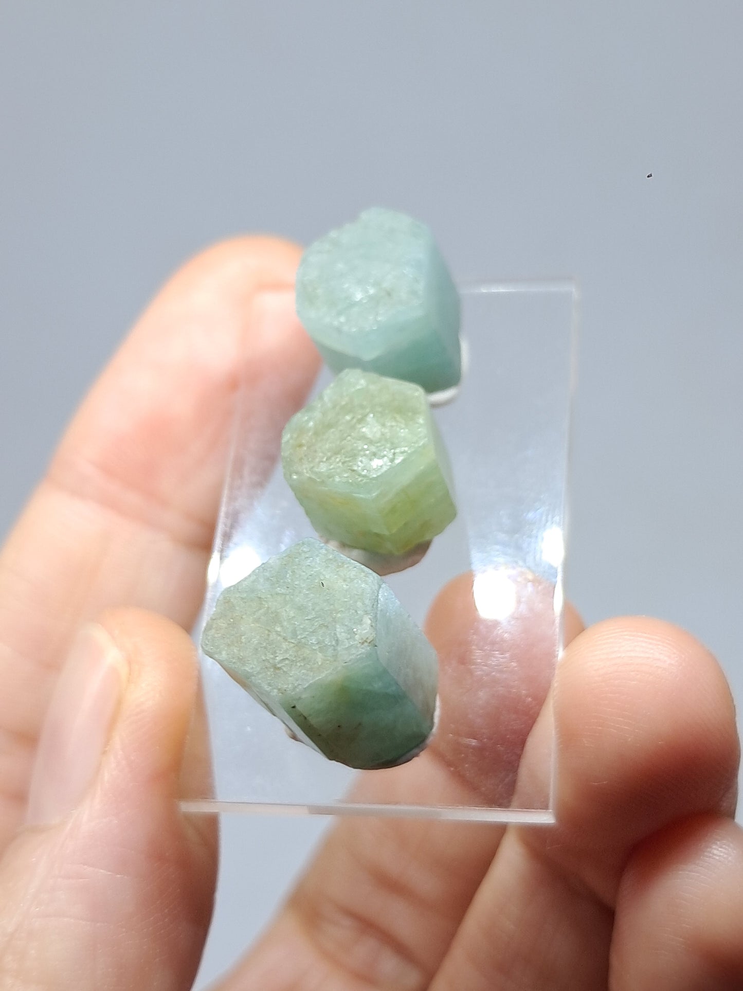 Conjunto de 3 Aguamarinas (Karur) Cristales Hexagonales en Bruto | Ejemplar Mineral n.° AQM29