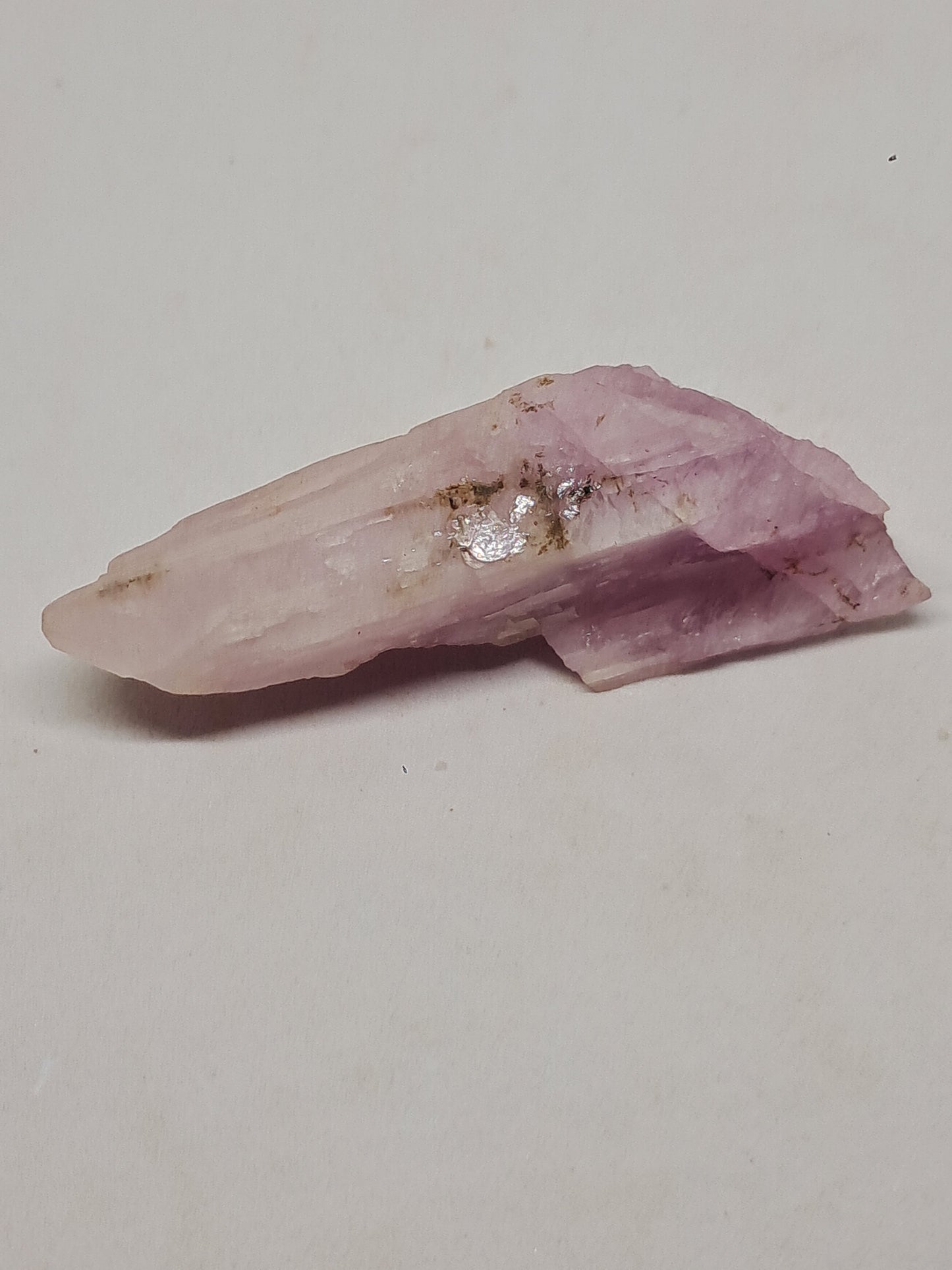 Cristal de kunzita en bruto (Madagascar), piedra natural en bruto | Espécimen de espodumena n.° KZ3