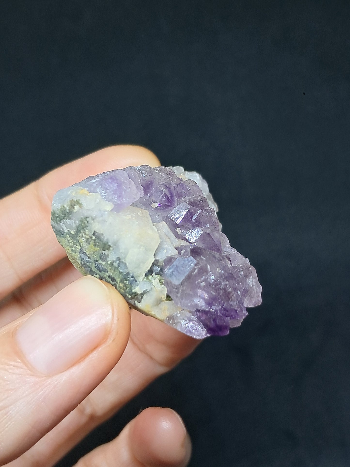 Amatista Elestial sobre cuarzo con feldespato (Karur) | Aglomerado de cristales en bruto | Piedra natural | Ejemplar mineral n.° KA125