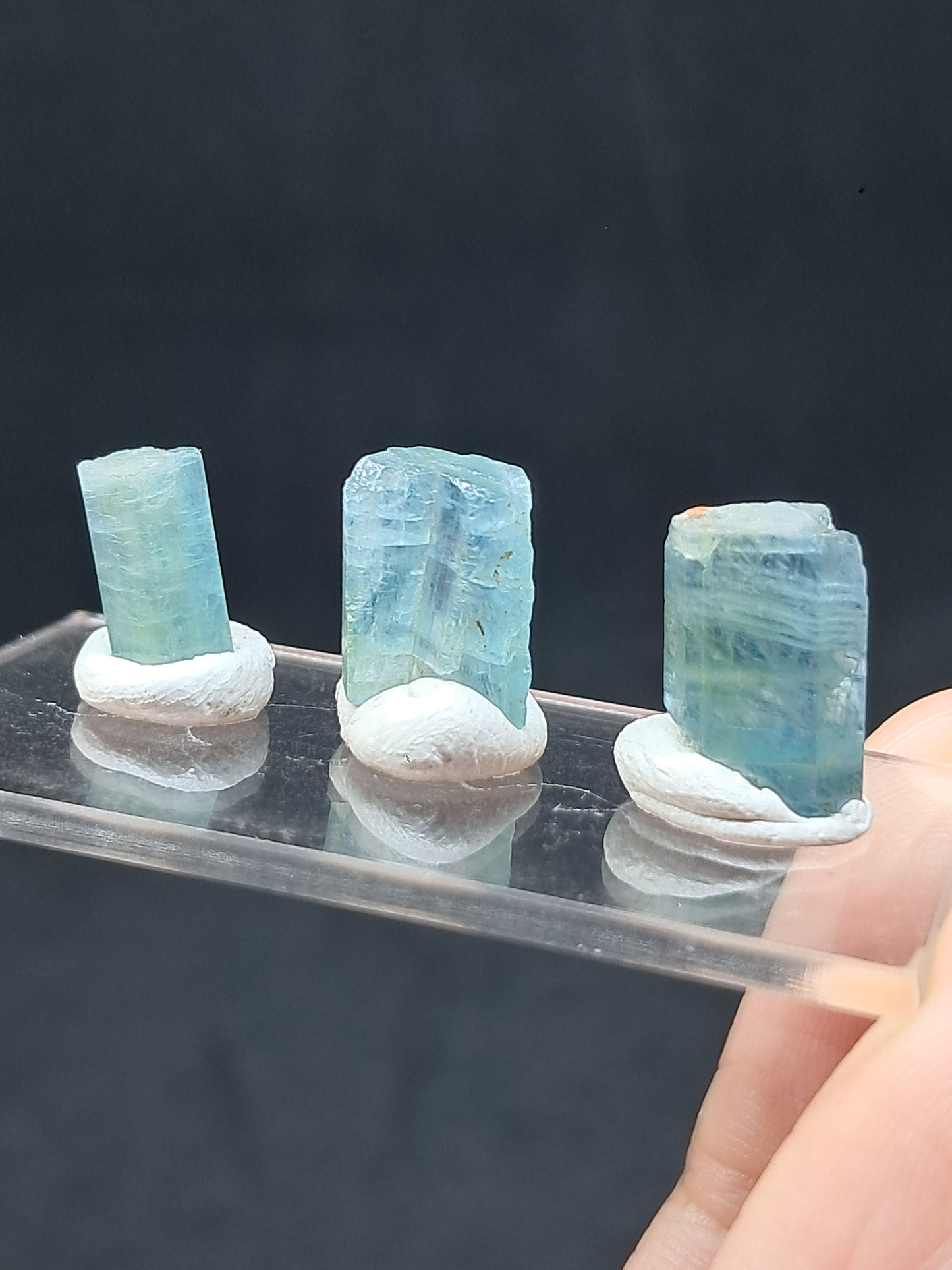 Conjunto de 3 cristales hexagonales de aguamarina (Karur) en bruto | Ejemplar mineral n.° AQM33