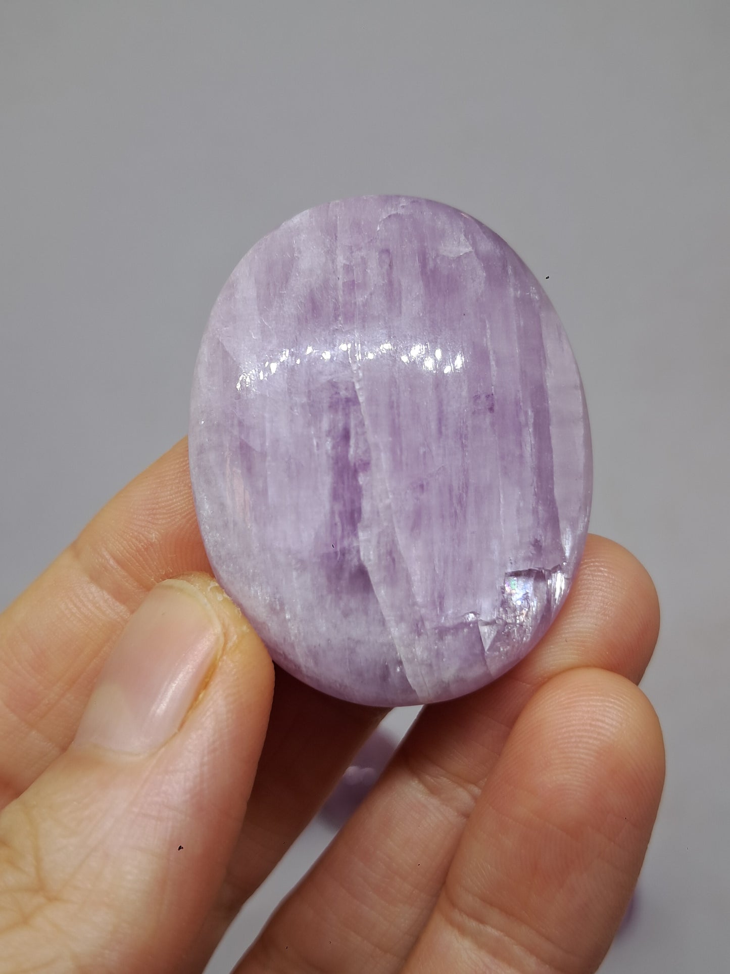 Piedra de palma de kunzita (Madagascar) pulida | Cristal natural n.° KZ5
