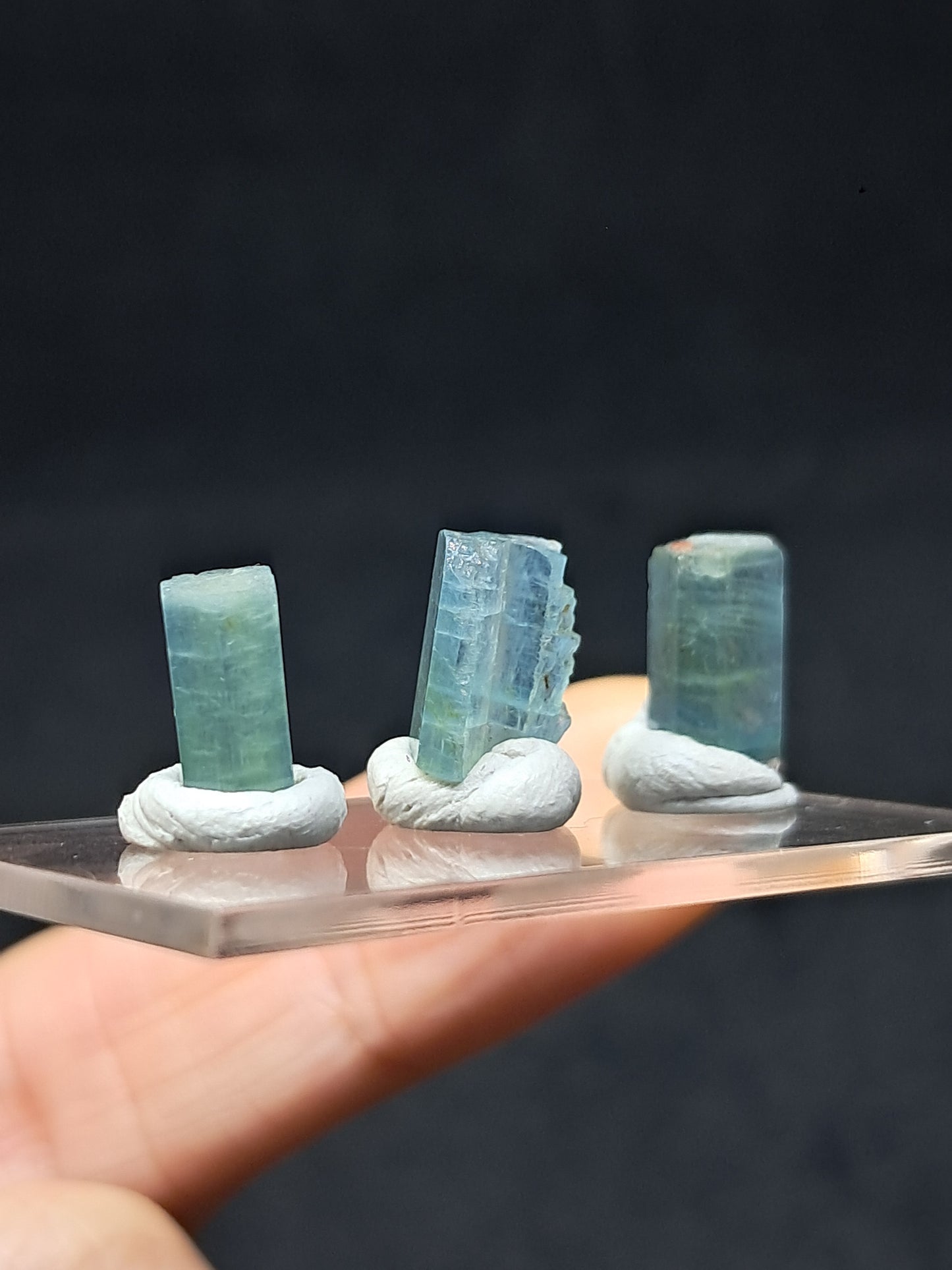 Conjunto de 3 cristales hexagonales de aguamarina (Karur) en bruto | Ejemplar mineral n.° AQM33