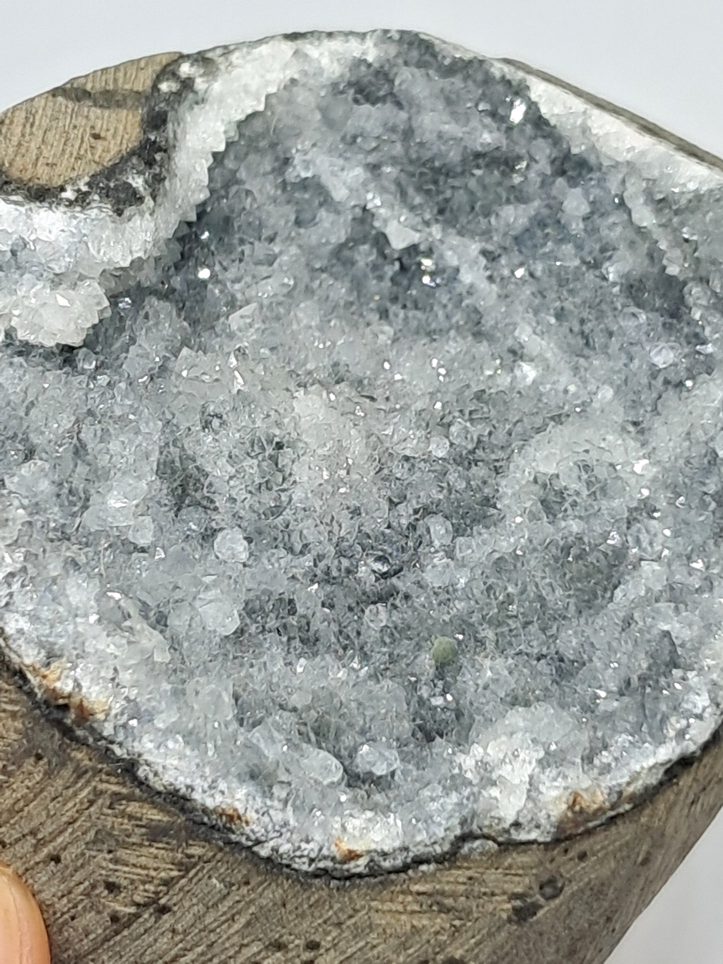 Cuarzo sobre calcedonia negra en geoda de basalto (Nashik) | Cristal natural | Ejemplar mineral n.° BC14