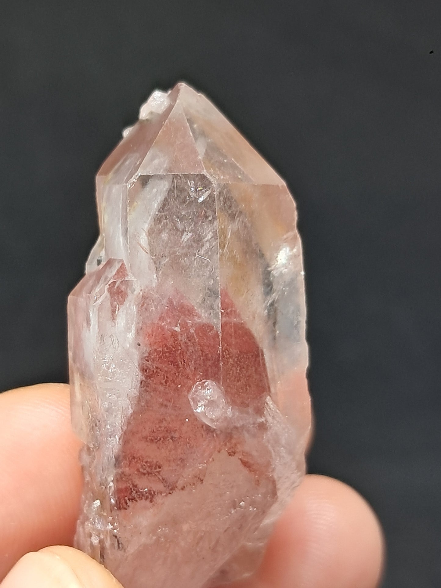 Punta de cristal natural de cuarzo fantasma hematita (Telangana) | Ejemplar mineral n.° HPQ15
