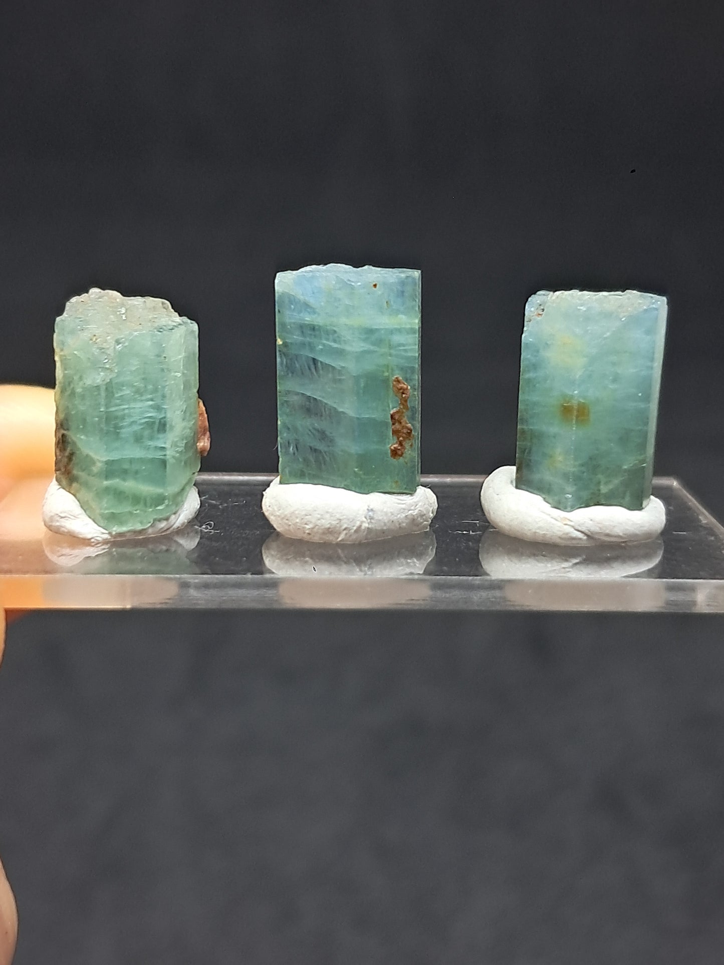 Conjunto de 3 Aguamarinas (Karur) Cristales Hexagonales en Bruto | Ejemplar Mineral n.° AQM38