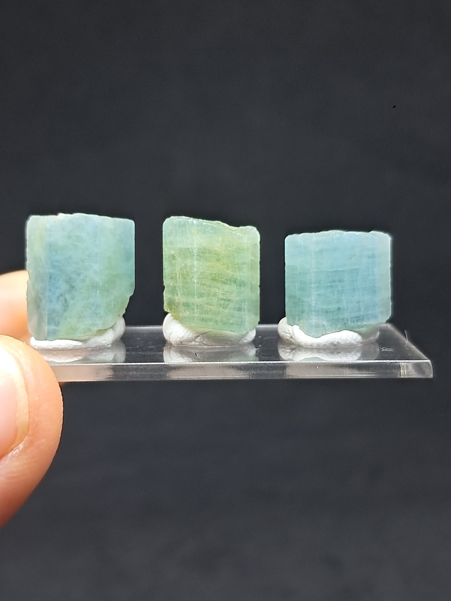 Conjunto de 3 Aguamarinas (Karur) Cristales Hexagonales en Bruto | Ejemplar Mineral n.° AQM29