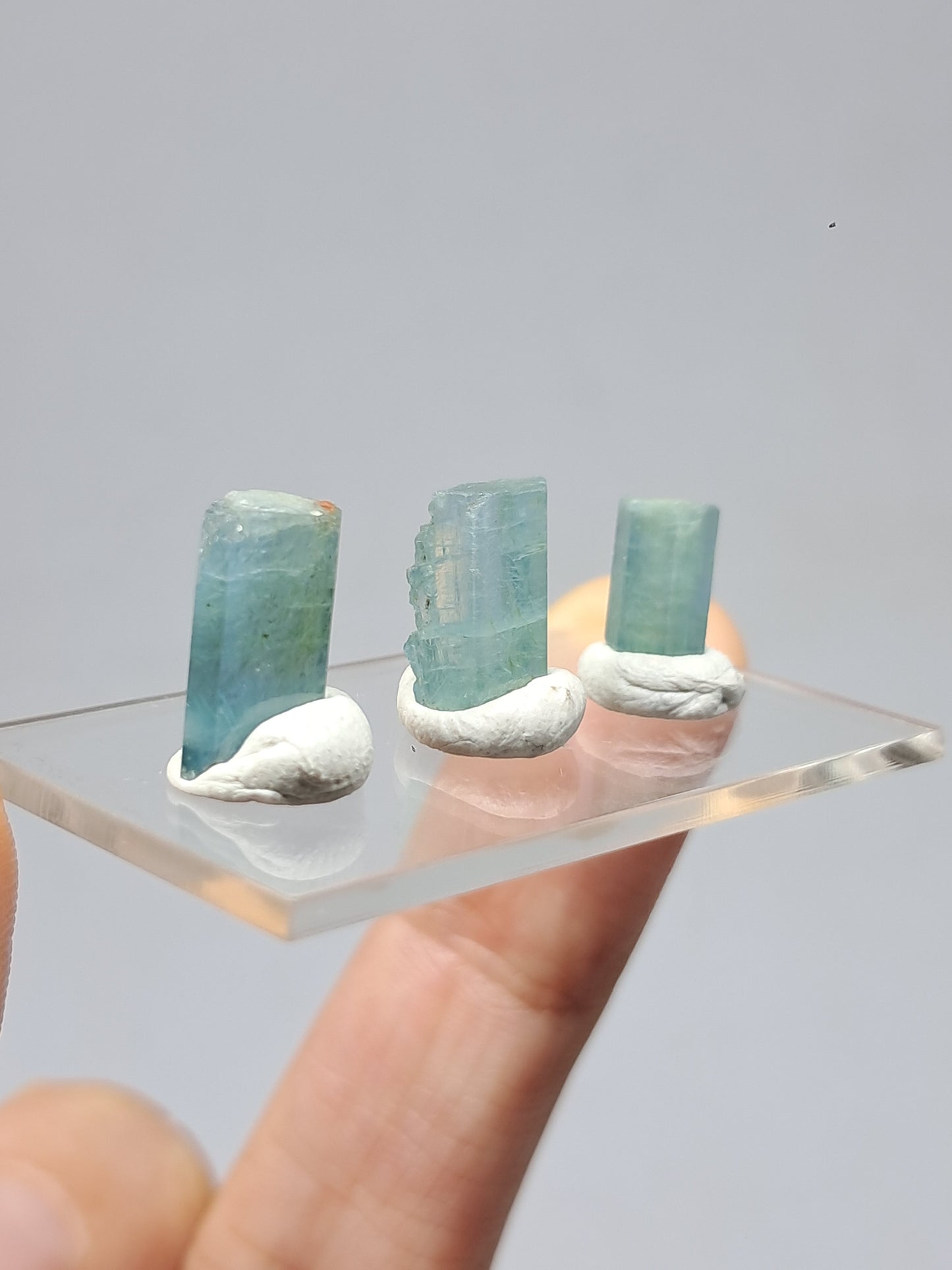Conjunto de 3 cristales hexagonales de aguamarina (Karur) en bruto | Ejemplar mineral n.° AQM33